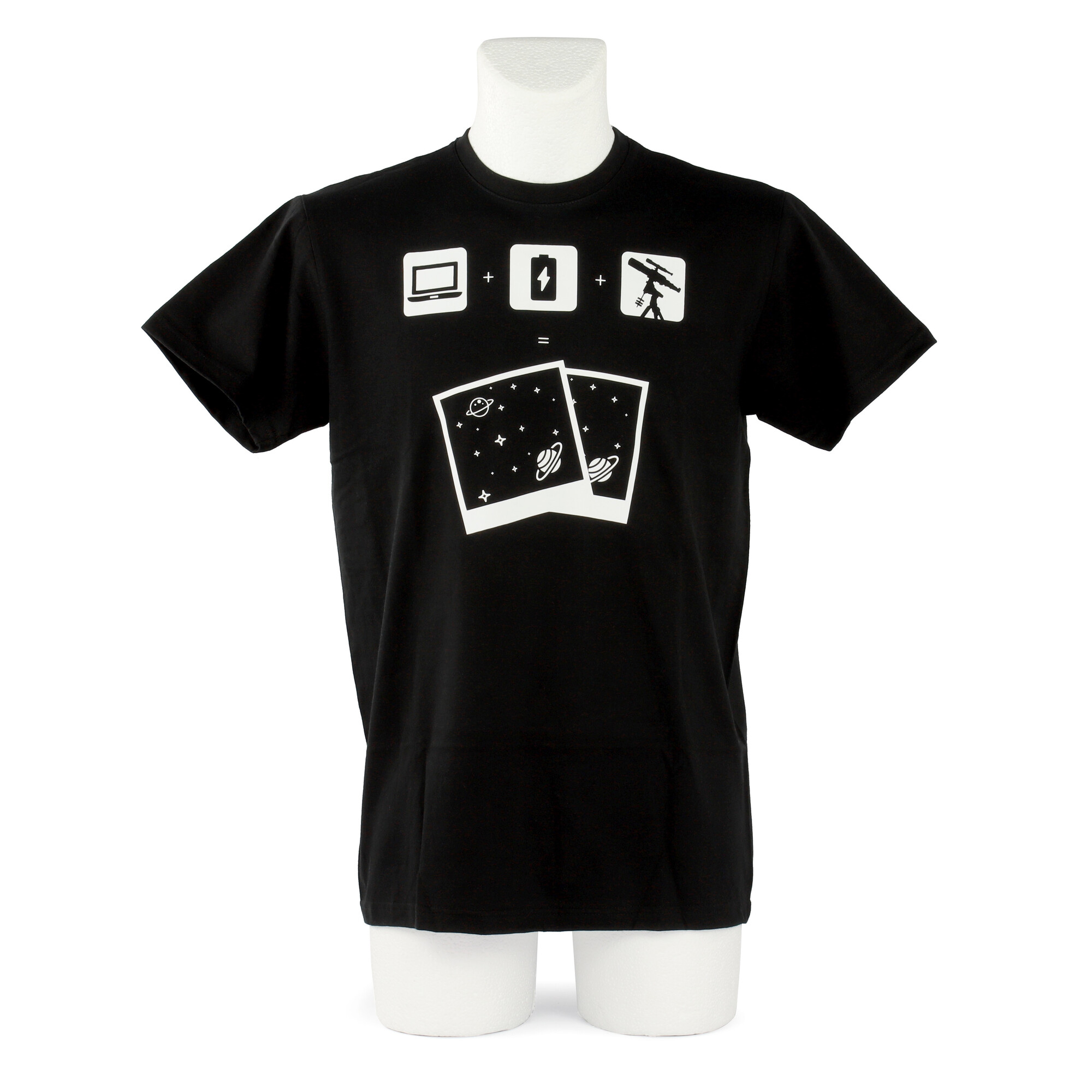 Schwarzes T-Shirt auf einer Schaufensterpuppe. Es hat eine Laptop-, Batterie- und Teleskopgrafik. Darunter befinden sich zwei Weltraumbilder.