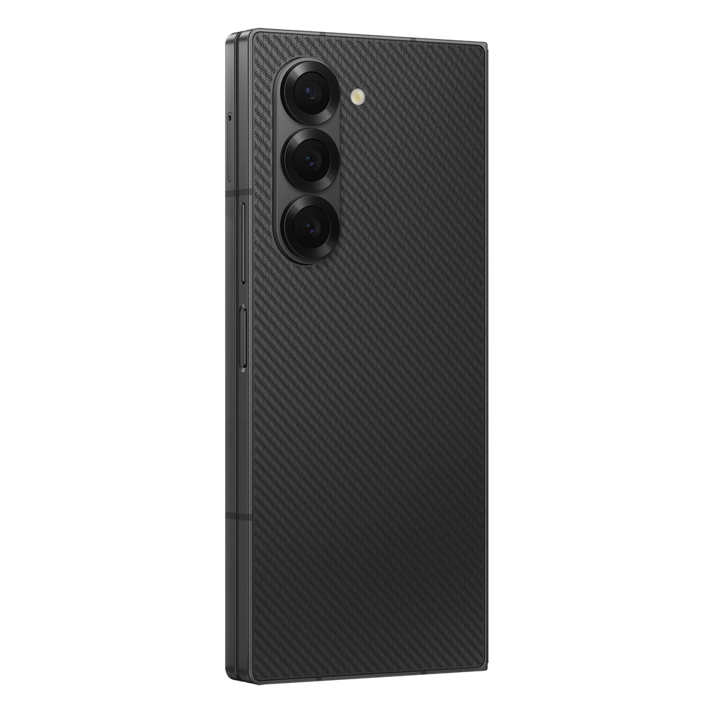 Czarny smartfon z teksturowanym tyłem. Ma trzy obiektywy aparatu i lampę błyskową. Telefon jest w pozycji pionowej.