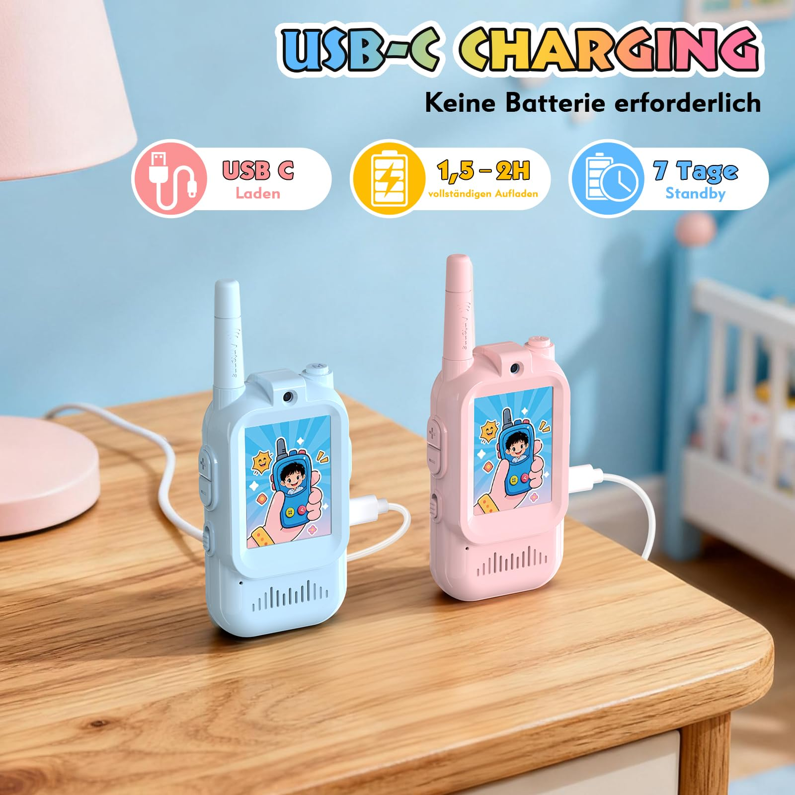 Zwei Walkie-Talkies, blau und rosa, auf einem Holztisch. Text: USB-C-Aufladung, keine Batterie erforderlich, 1,5-2H Aufladen, 7 Tage Standby.