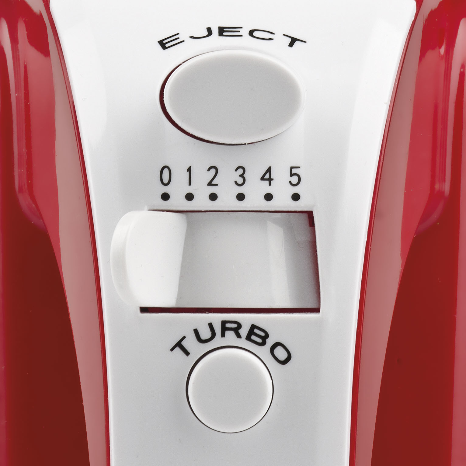 Primer plano de una batidora de mano roja y blanca. Tiene un botón de expulsión, ajustes de velocidad 0-5 y un botón turbo.