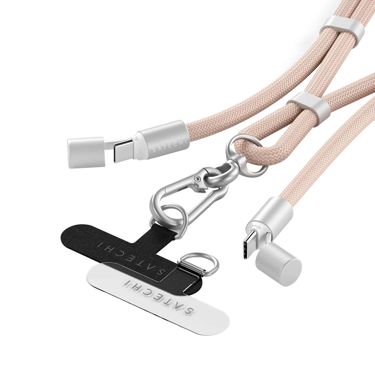 Ein beige geflochtenes Ladekabel mit Metallanschlüssen und einem Karabinerhaken sowie ein schwarzes und weißes Satechi-Etikett.
