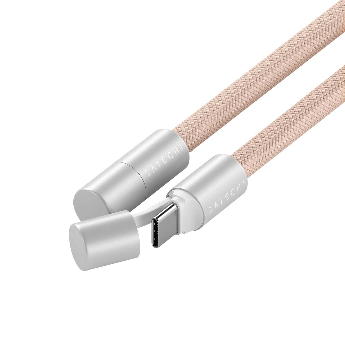 Nahaufnahme eines Satechi USB-C-Kabels. Das Kabel ist beige mit silbernen Steckern. Ein Stecker ist offen.