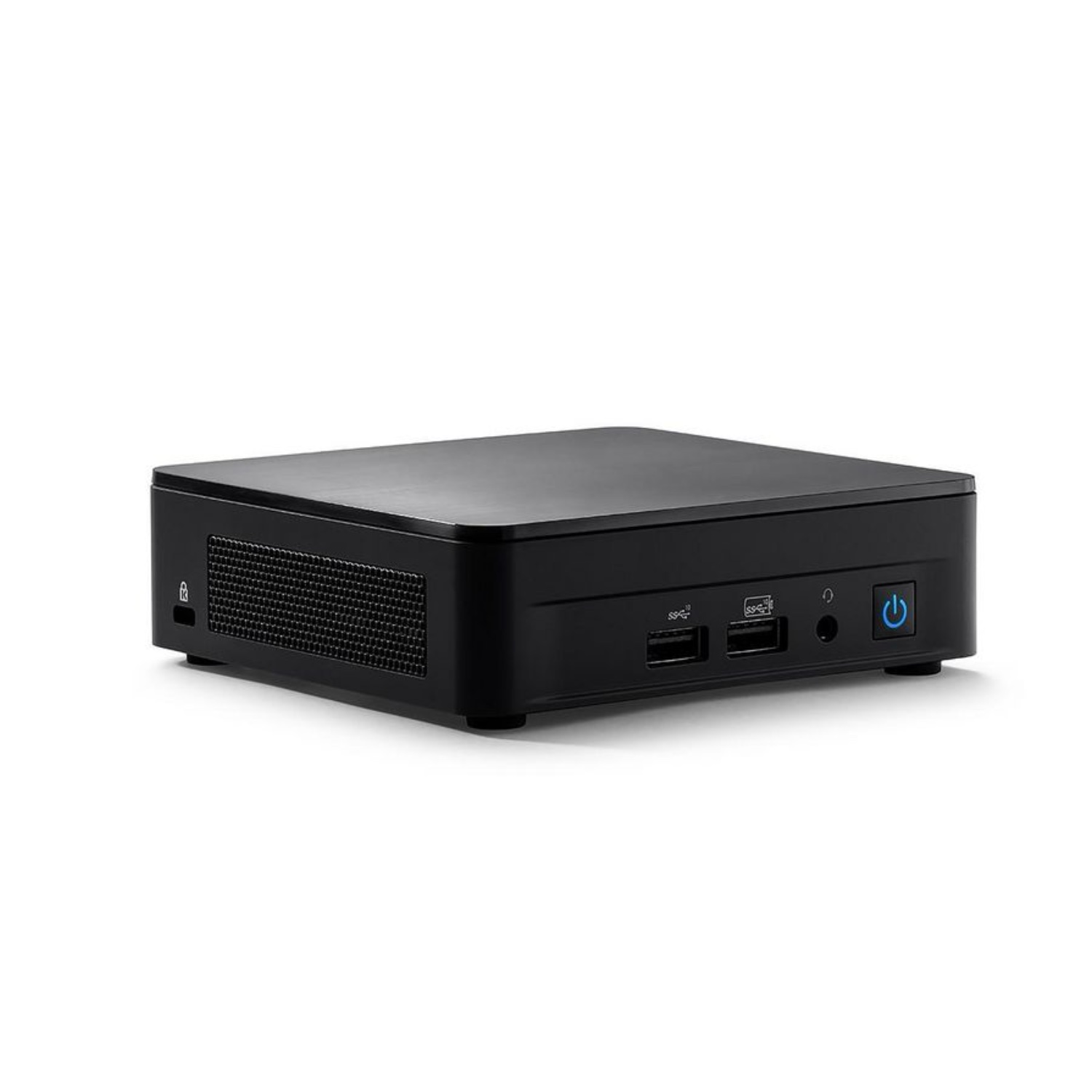 Ein kleiner schwarzer Computer-Tower steht auf weißem Grund. Er hat USB-Anschlüsse und einen Power-Knopf. Der Tower ist rechteckig.