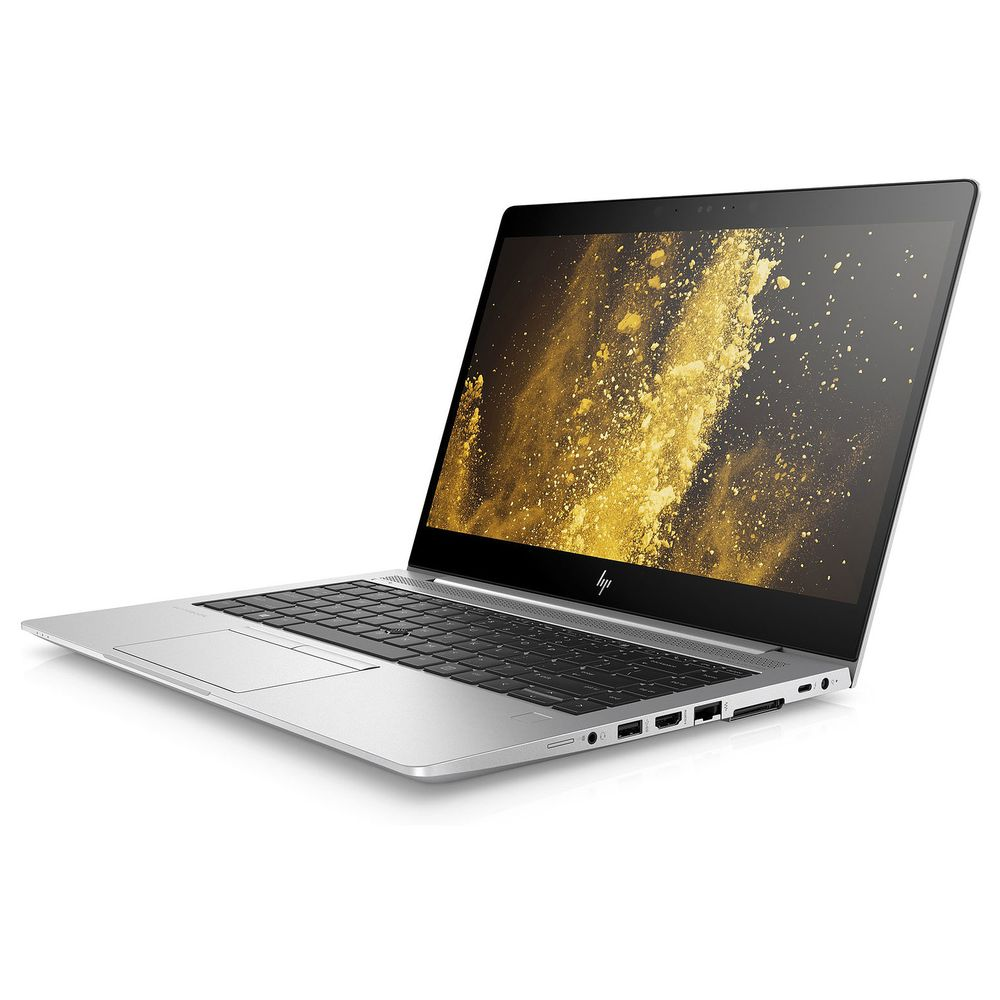 Un portátil HP plateado está abierto. La pantalla muestra un diseño abstracto dorado. El teclado es negro y el fondo blanco.