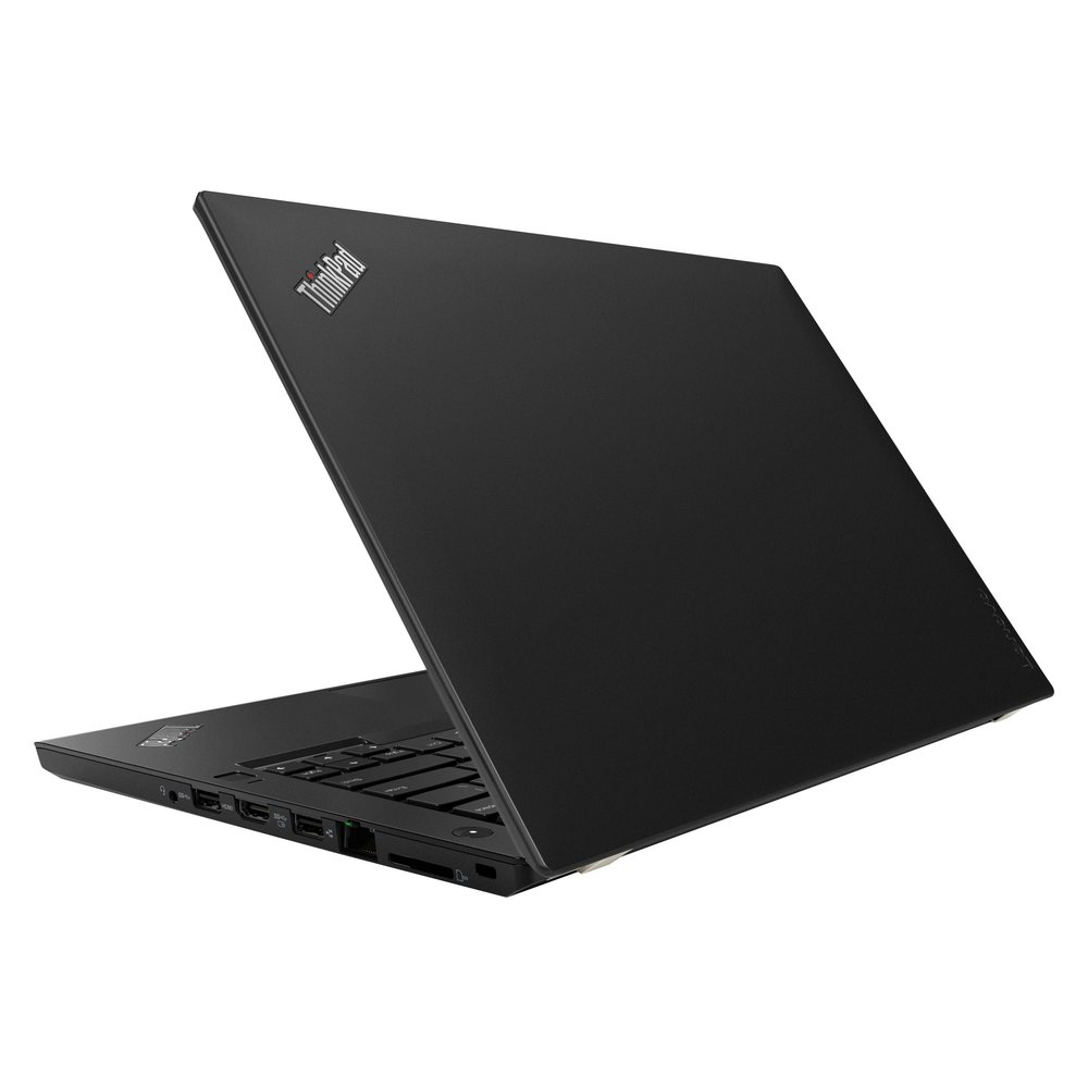Un portátil ThinkPad negro está ligeramente abierto, mostrando el teclado y los puertos. La tapa está en ángulo, mostrando el logotipo ThinkPad.