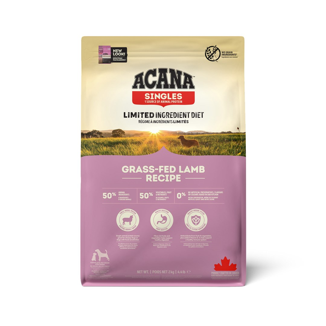 Torba karmy dla psów marki 'ACANA'. Przedstawia pole i psa oraz wspomina 'Grass-fed Lamb Recipe'.