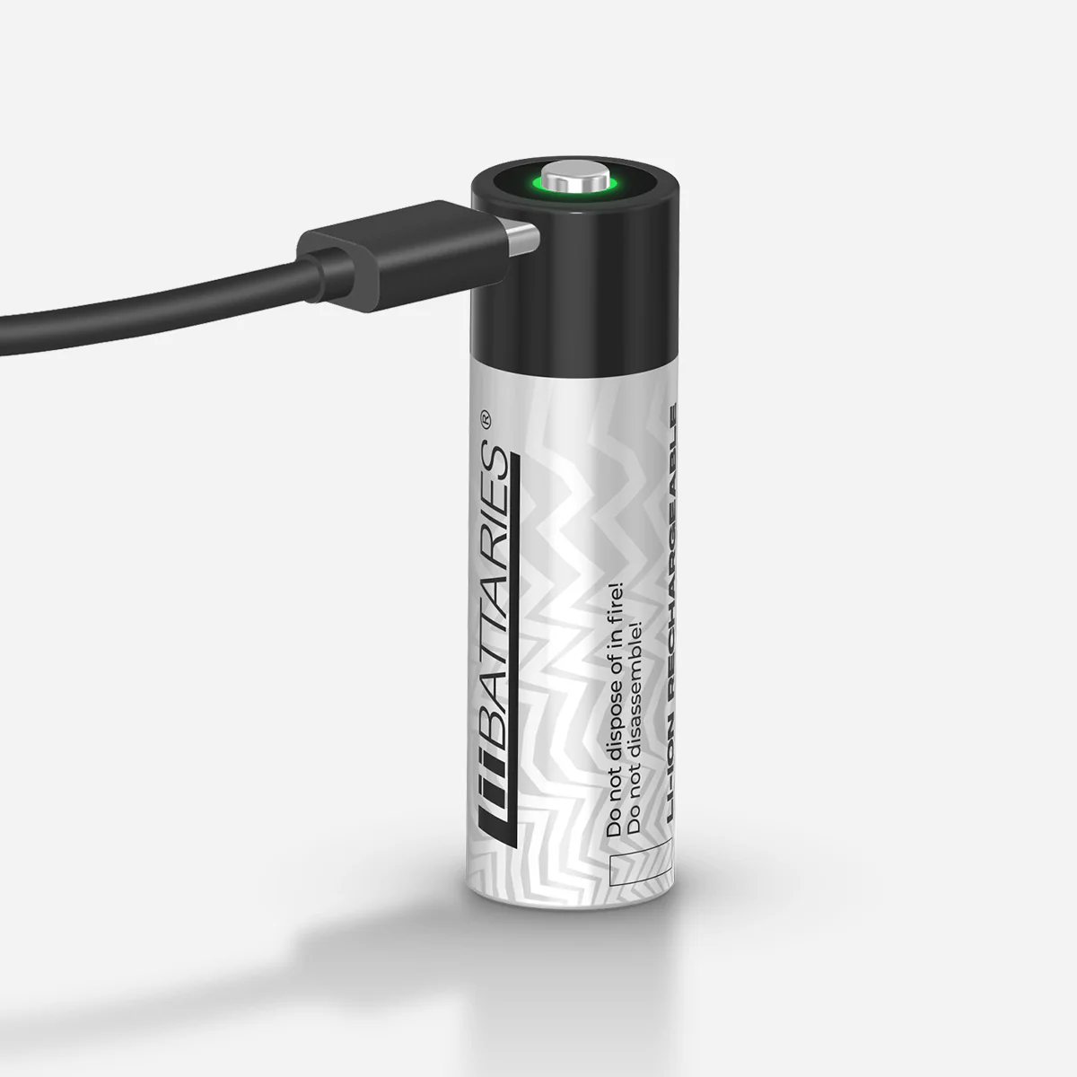 Una batteria ricaricabile viene caricata con un cavo USB-C. La batteria ha una luce verde in alto.