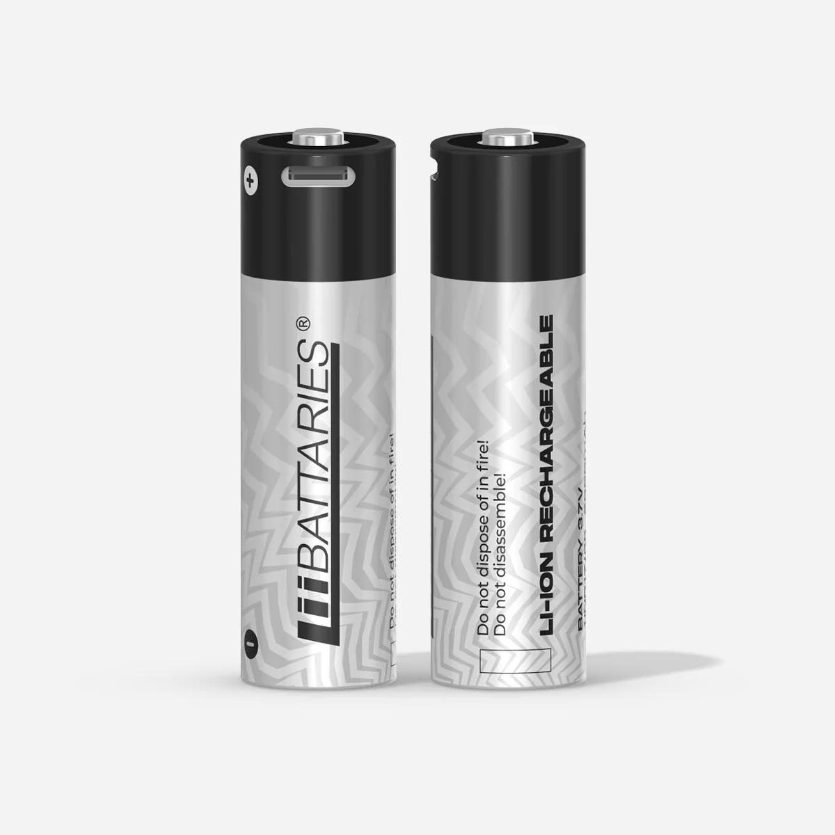 Due batterie ricaricabili AA, argento e nere. Una mostra 'liBATTARIES', l'altra 'LI-ION RECHARGEABLE'. Entrambe hanno avvisi.