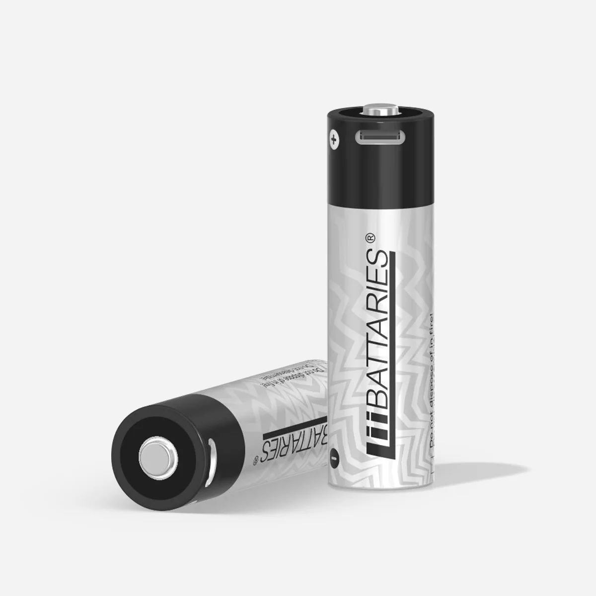 Due batterie AA su una superficie bianca. Una è in piedi, l'altra è sdraiata. Entrambe hanno la parte superiore nera e il corpo argentato.