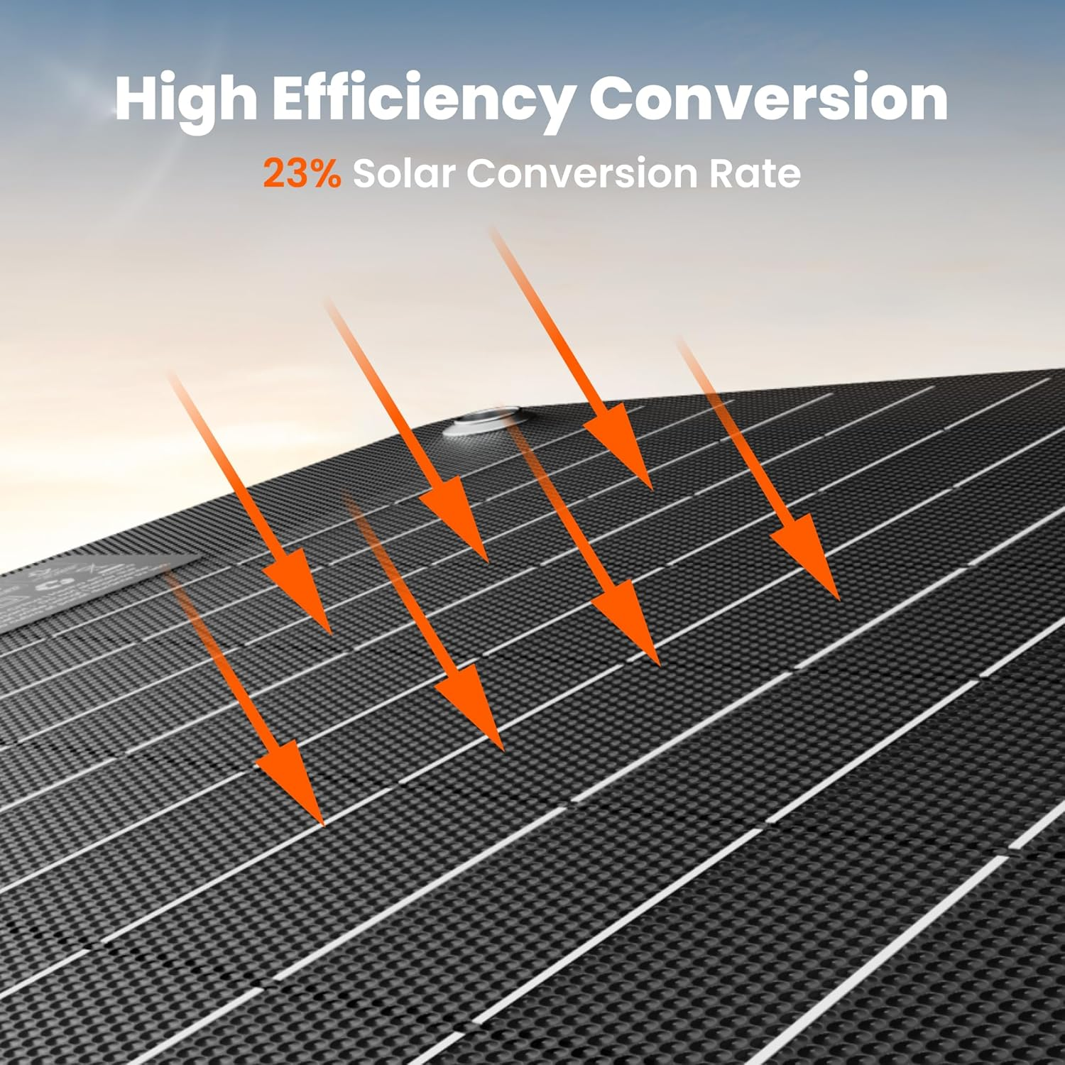 Solarpanel mit orangefarbenen Pfeilen nach unten. Text: Hohe Effizienz, 23 % Solarkonversionsrate. Himmel im Hintergrund.