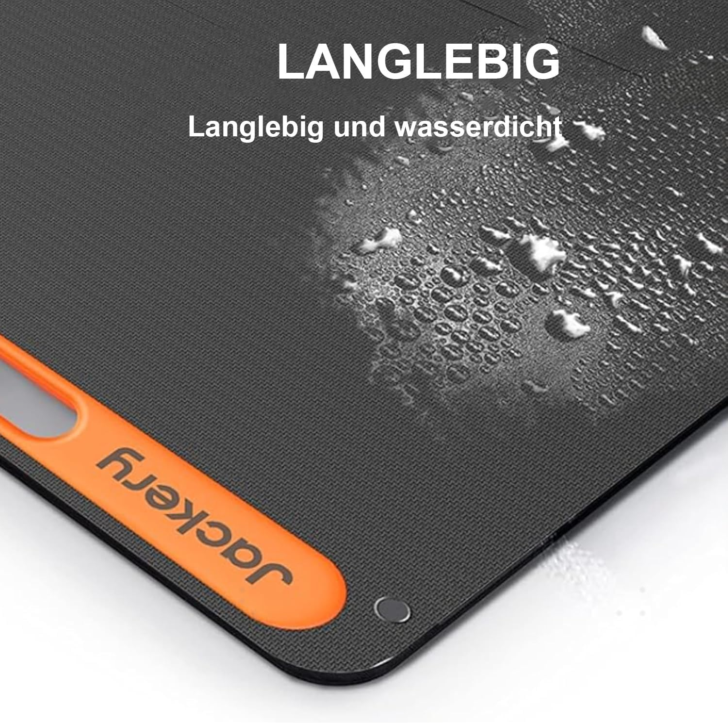 Eine dunkelgraue Oberfläche mit Wassertropfen, ein orangefarbener Griff mit dem Wort 'Jackery'. Text sagt 'Langlebig' und 'Langlebig und wasserdicht'.