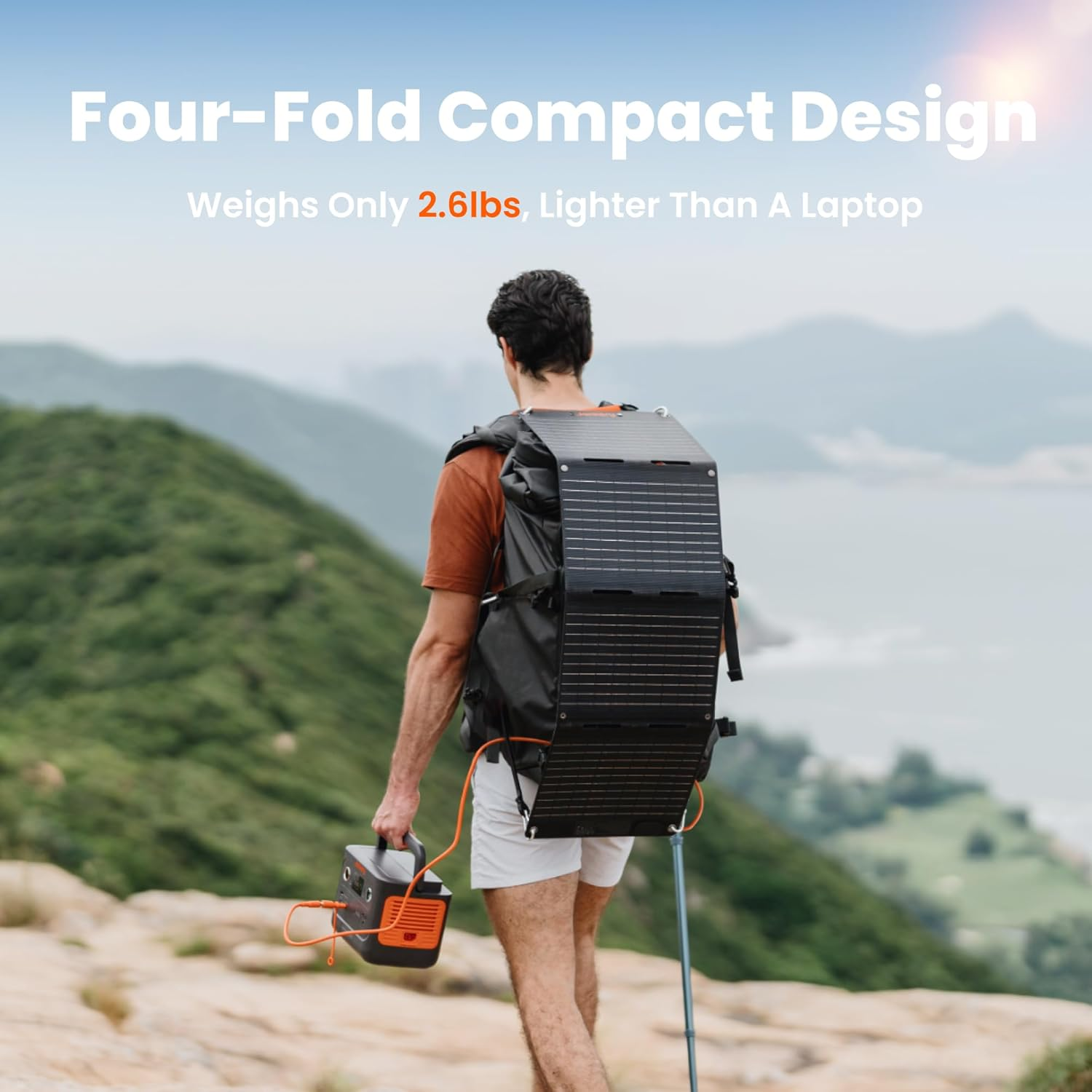 Ein Mann wandert mit einem Solarpanel-Rucksack und einer Powerstation. Der Hintergrund zeigt Berge und Wasser. Der Text besagt, dass es kompakt ist.