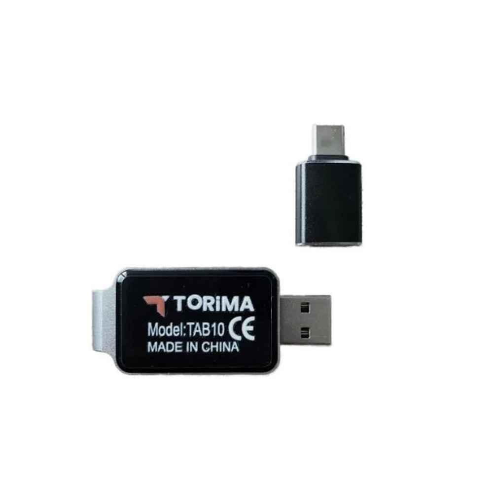 Beyaz zemin üzerinde iki USB adaptörü. Biri üzerinde metin olan dikdörtgen, diğeri kare.