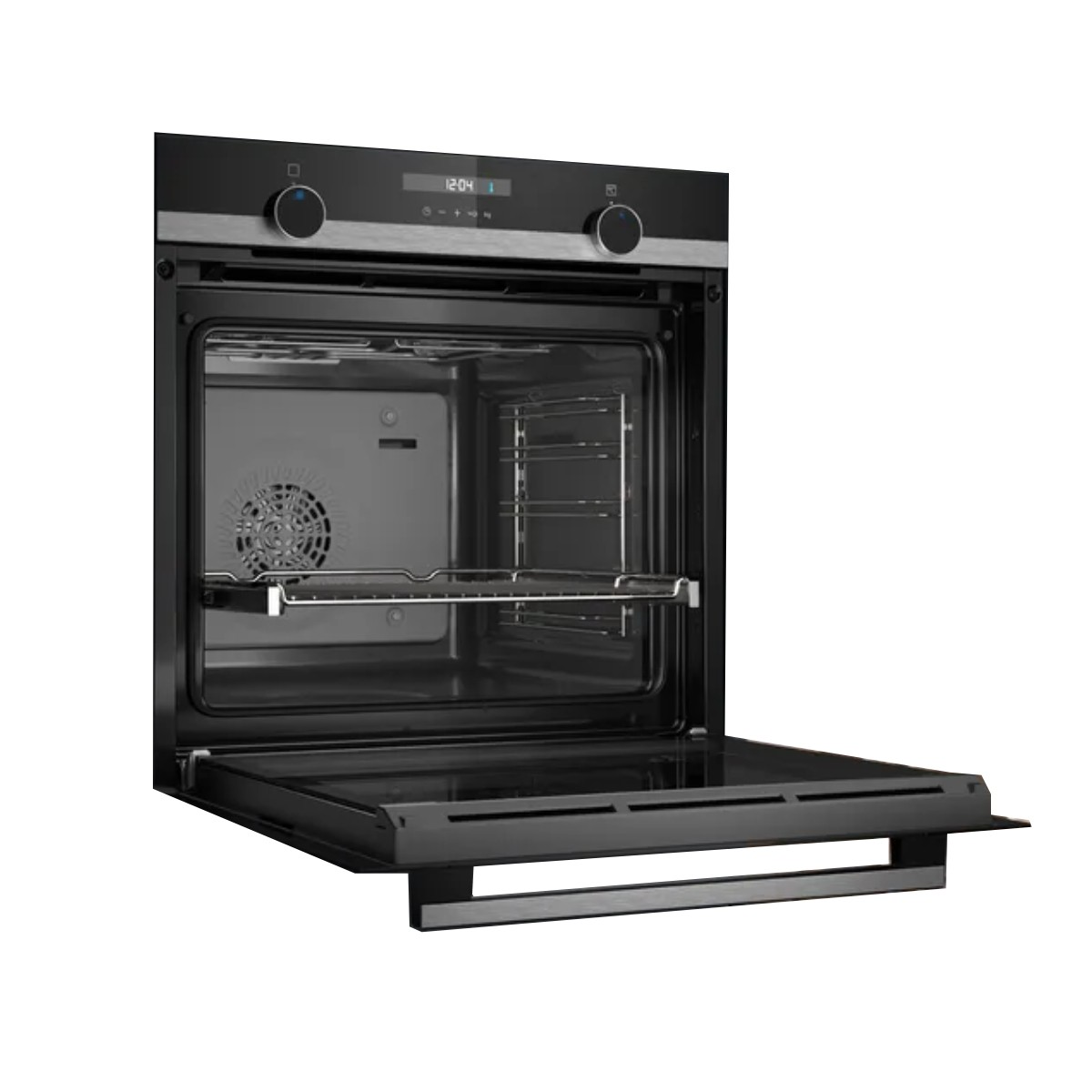 Een moderne zwarte oven met de deur open. Binnenin is een rek en een ventilator. Het bedieningspaneel toont de tijd. De handgreep is zichtbaar.