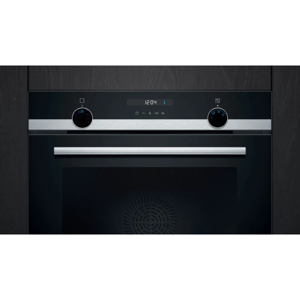 Close-up van een zwarte oven. Het heeft twee knoppen, een digitaal display met de tijd en een handvat. De achtergrond is donker.