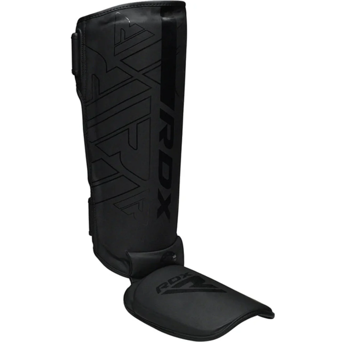 Ein schwarzer RDX-Schienbeinschoner mit Markenlogo. Er dient zum Schutz beim Sport, mit Riemen und Polsterung.