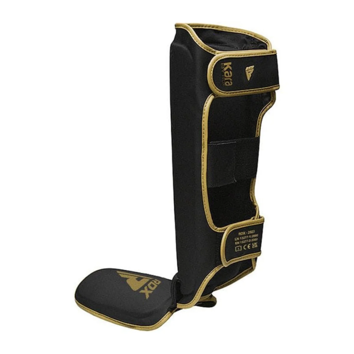 Schienbeinschoner in Schwarz und Gold. Der Schoner hat Polsterung und Riemen. Der Markenname ist sichtbar. Für Sportarten.