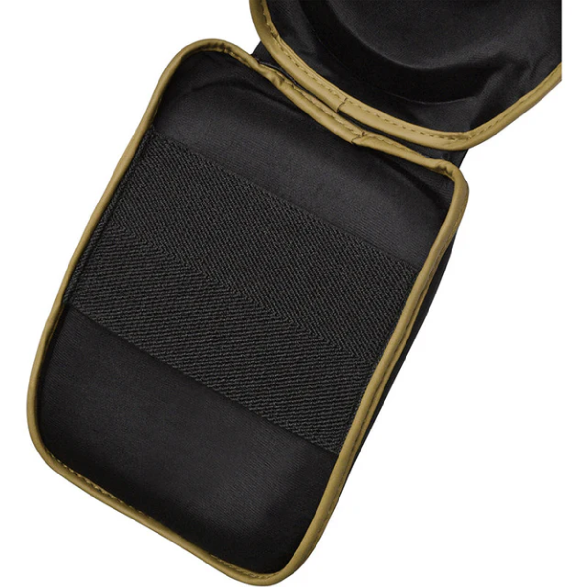 Nahaufnahme eines schwarzen, gepolsterten Etuis mit beigefarbenen Zierleisten und einem schwarzen Gummiband. Das Etui ist offen.