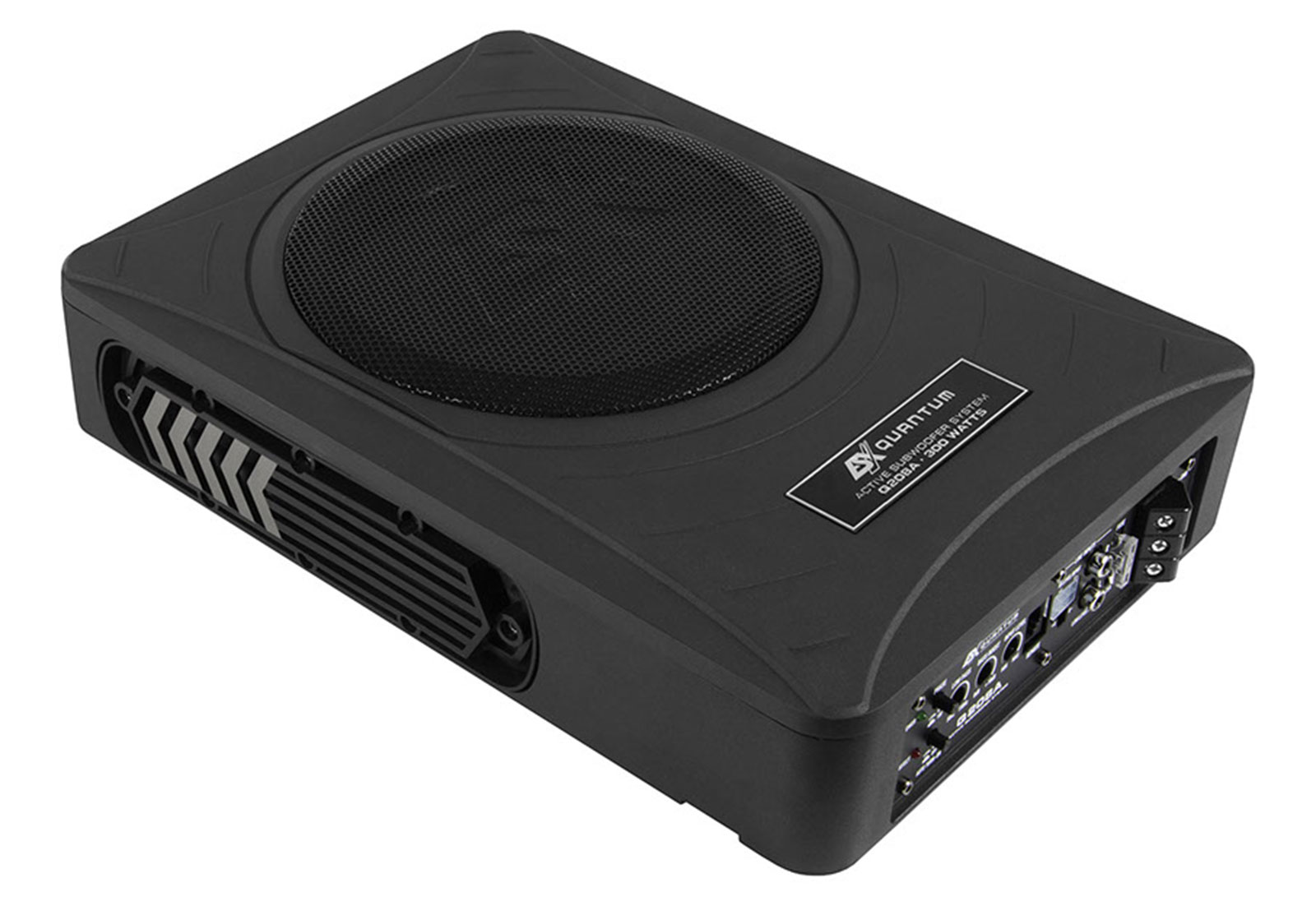 Ein schwarzer Subwoofer mit einem Mesh-Lautsprecher. Er trägt den Markennamen Quantum. Er hat Eingänge und Lüftungsschlitze.