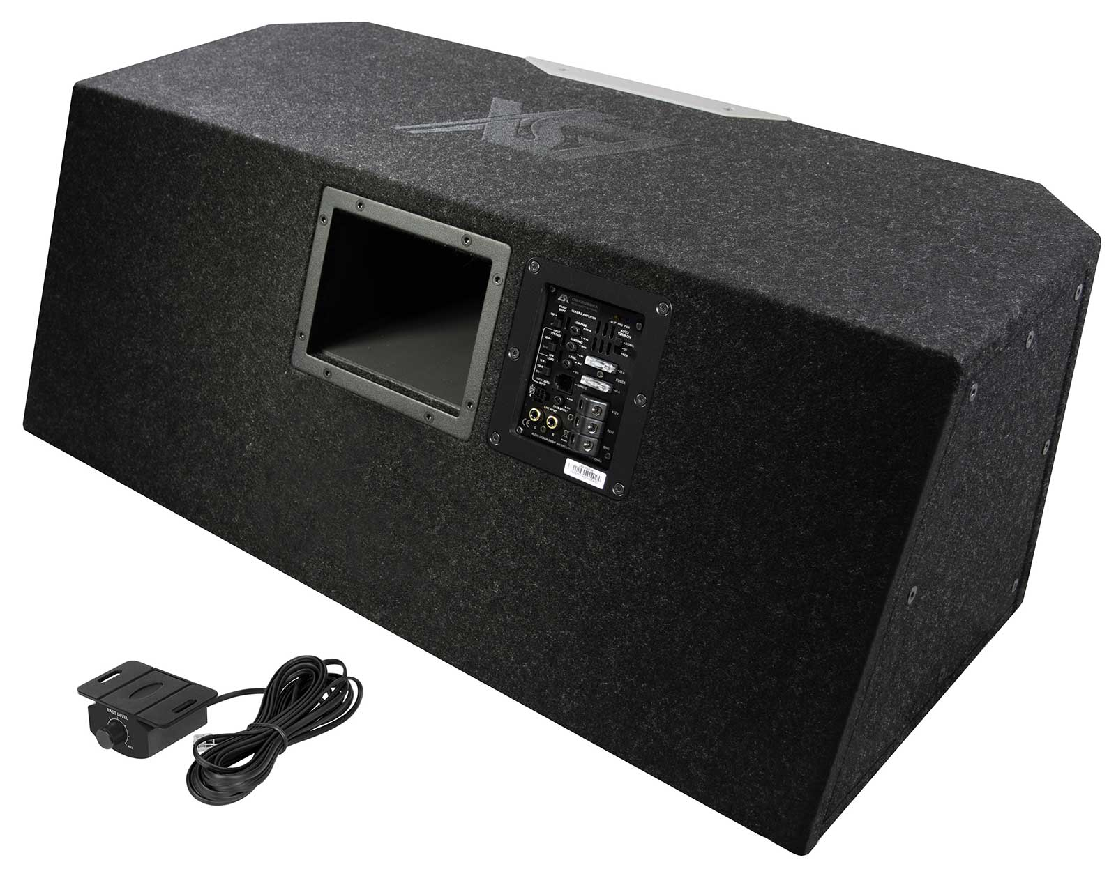 Ein rechteckiger schwarzer Subwoofer mit Steuerbox und Kabel auf weißem Untergrund.