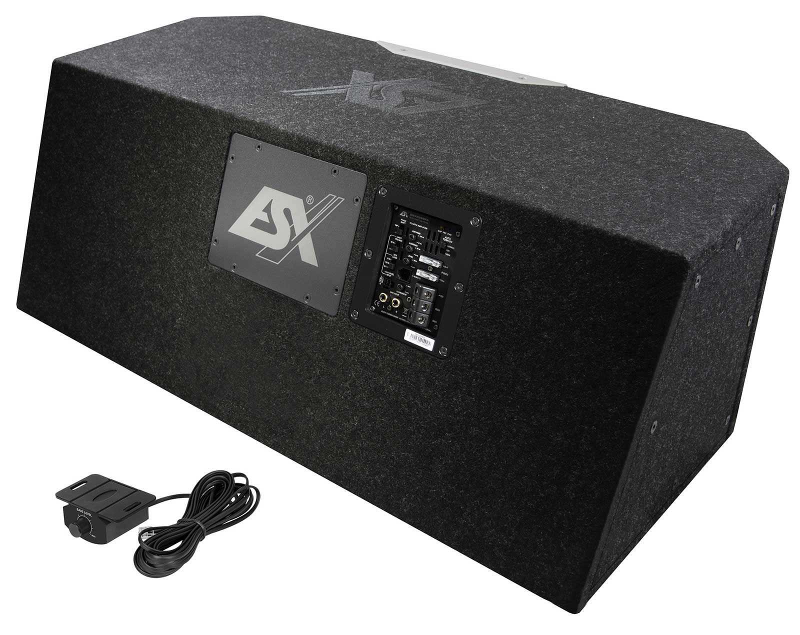 Eine schwarze Subwoofer-Box mit Bedienelementen, einem Logo und einer separaten Bassregelung. Die Box ist abgewinkelt. Ein Kabel ist ebenfalls vorhanden.