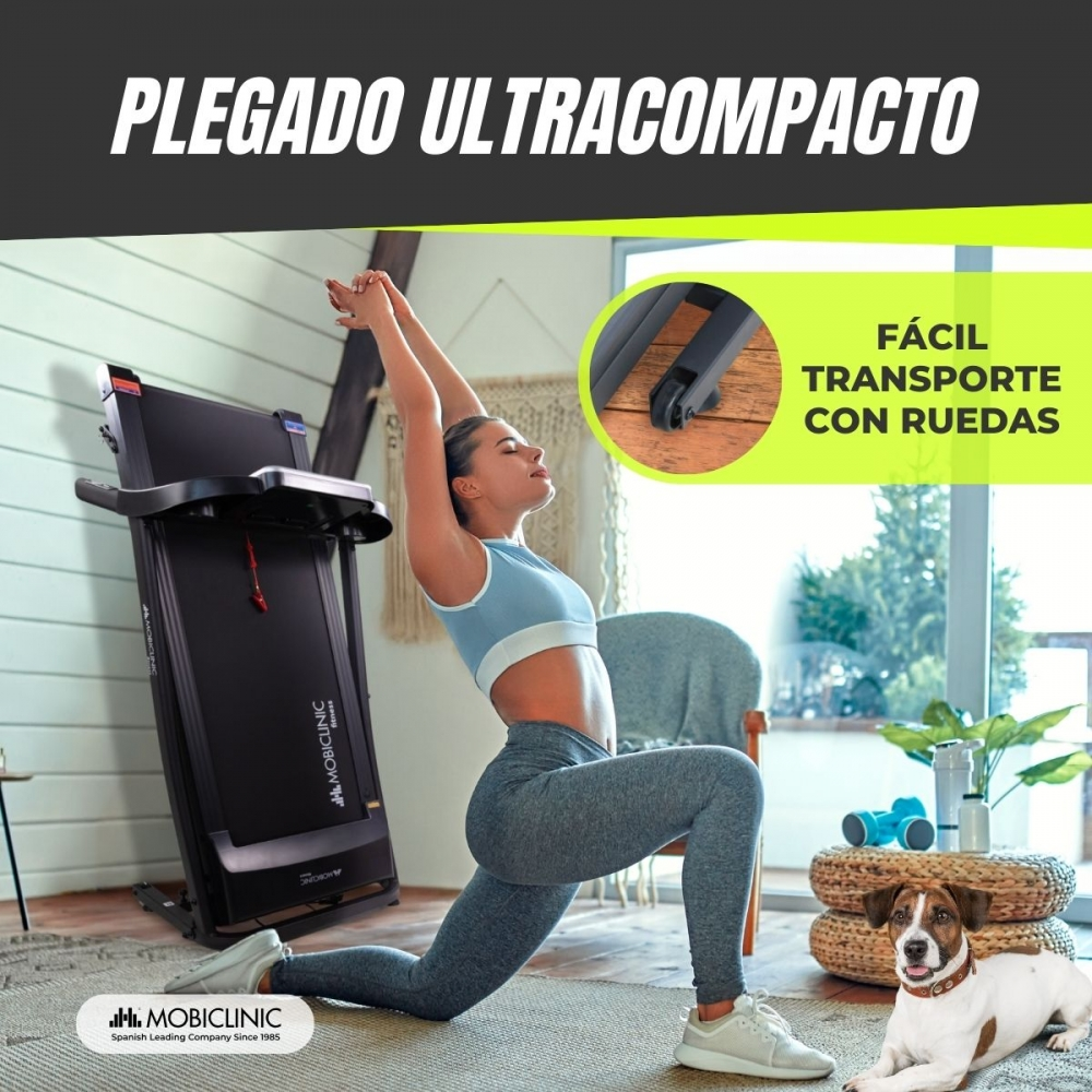 Mujer se estira cerca de una cinta de correr, un perro está cerca. Texto: 'Fácil transporte con ruedas' y 'Plegado ultracompacto'.