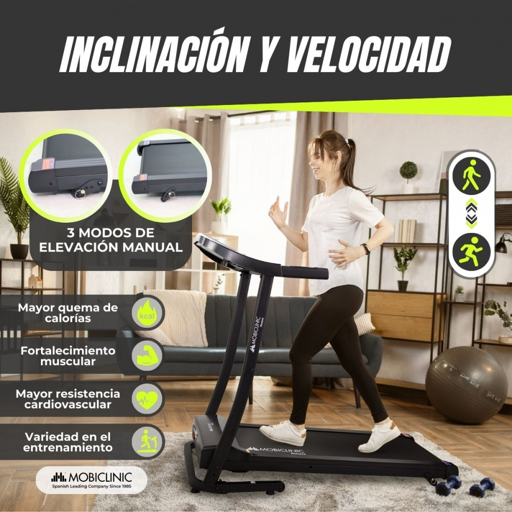 Una mujer corre en una cinta de correr. La imagen incluye detalles sobre las características de la cinta y los beneficios para la salud. Un sofá y una estantería al fondo.