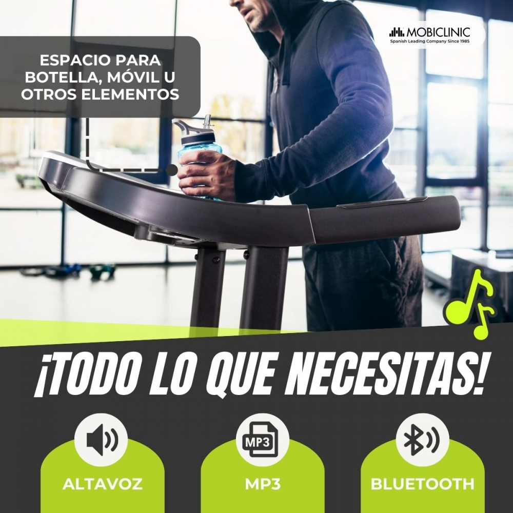 Hombre en cinta, sosteniendo botella de agua. Texto: Espacio para botella, móvil u otros elementos. Características: altavoz, MP3, Bluetooth.