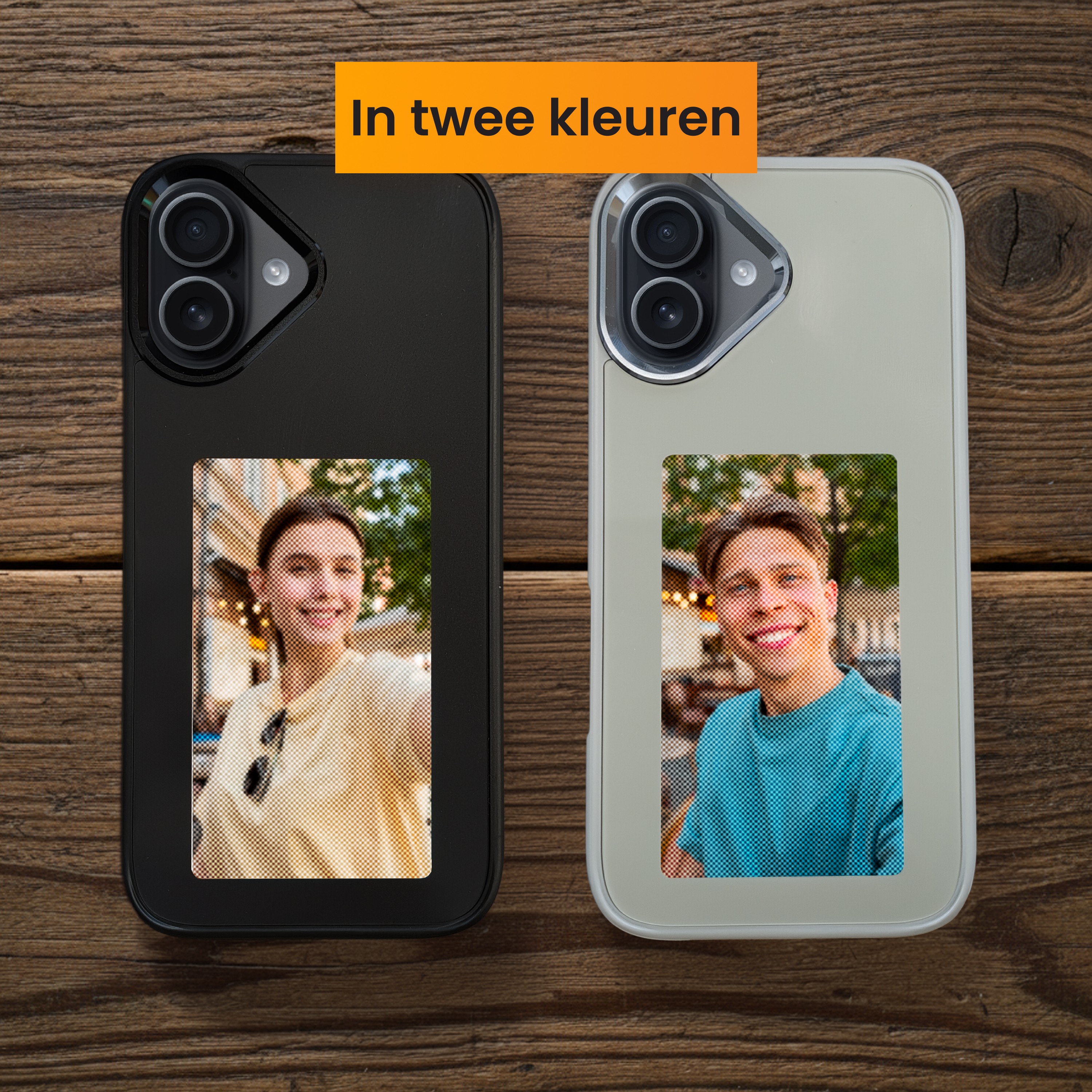 Deux smartphones avec des photos de personnes. Un noir, un blanc, sur du bois. Texte : 'En deux couleurs'.