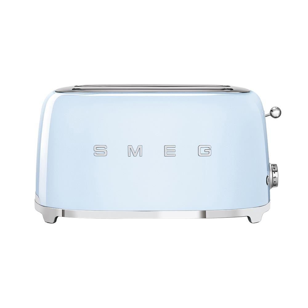 Açık mavi bir SMEG ekmek kızartma makinesi. Krom bir üst ve tabana sahiptir. Ayarlar yan taraftadır. SMEG kelimesi öndedir.
