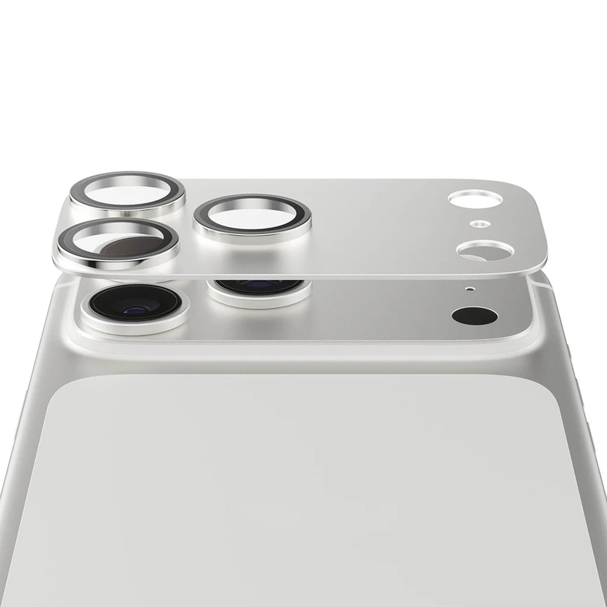 Kamera lensli telefonun arkası. Telefonun üzerine gümüş bir lens koruyucu yerleştirilmiş, lensleri gösteriyor.