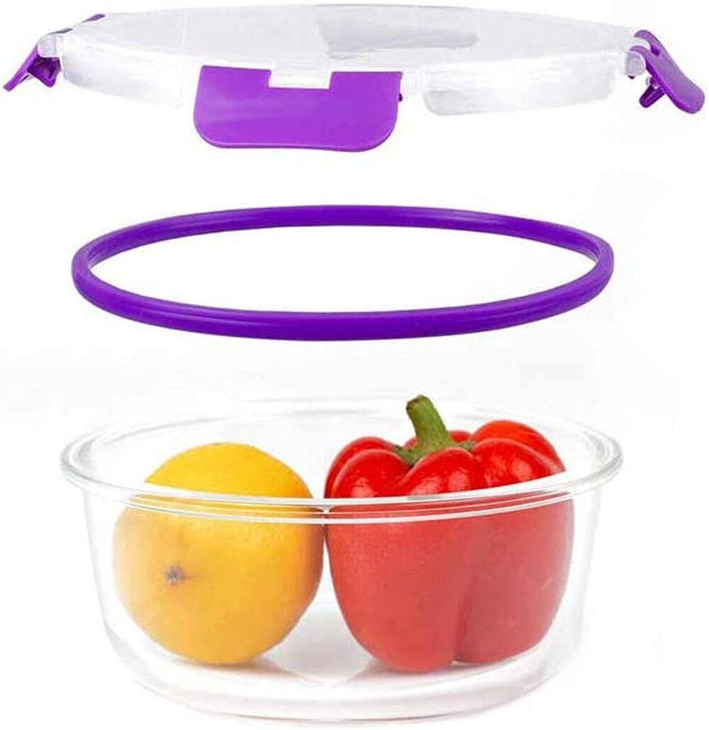 Un recipiente de vidrio transparente con un pimiento rojo y un limón. La tapa y el anillo de sellado son morados.