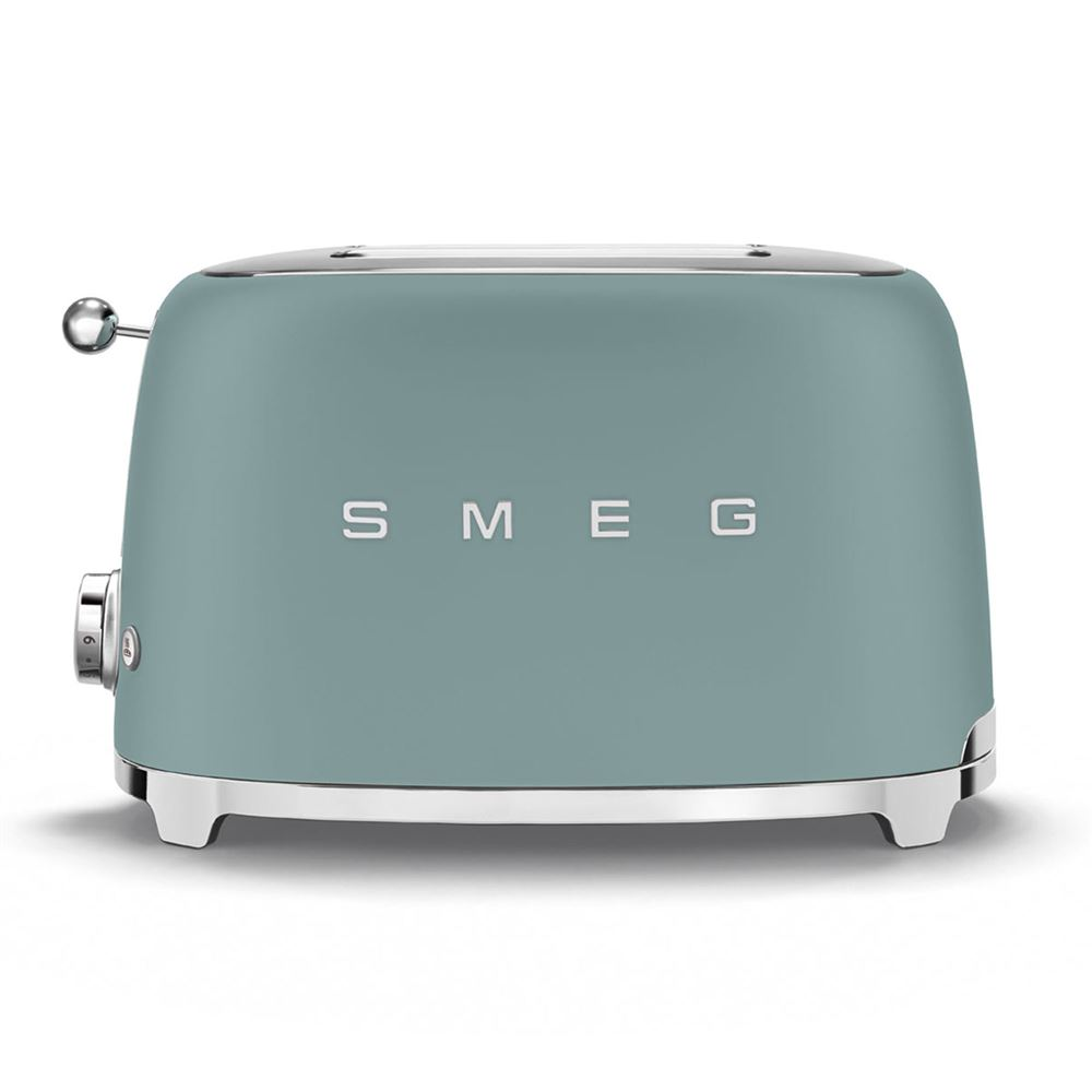 Önden görünüşü olan turkuaz bir SMEG tost makinesi. Krom detaylara ve bir kola sahiptir. SMEG harfleri tost makinesinin ön tarafında görüntülenir.
