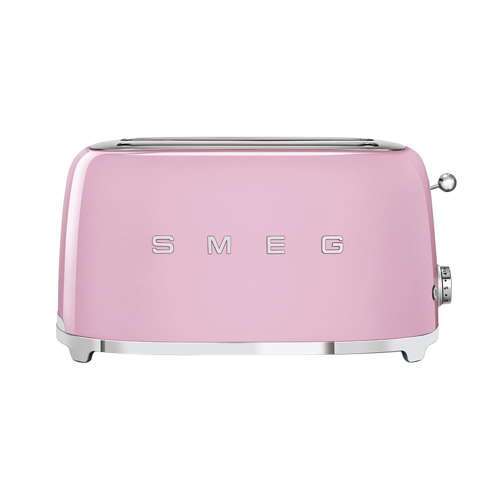 Pembe renkli, krom detaylı bir Smeg tost makinesi. Üzerinde SMEG yazısı var. Yanında bir kadran ve üstte krom bir çerçeve bulunuyor.