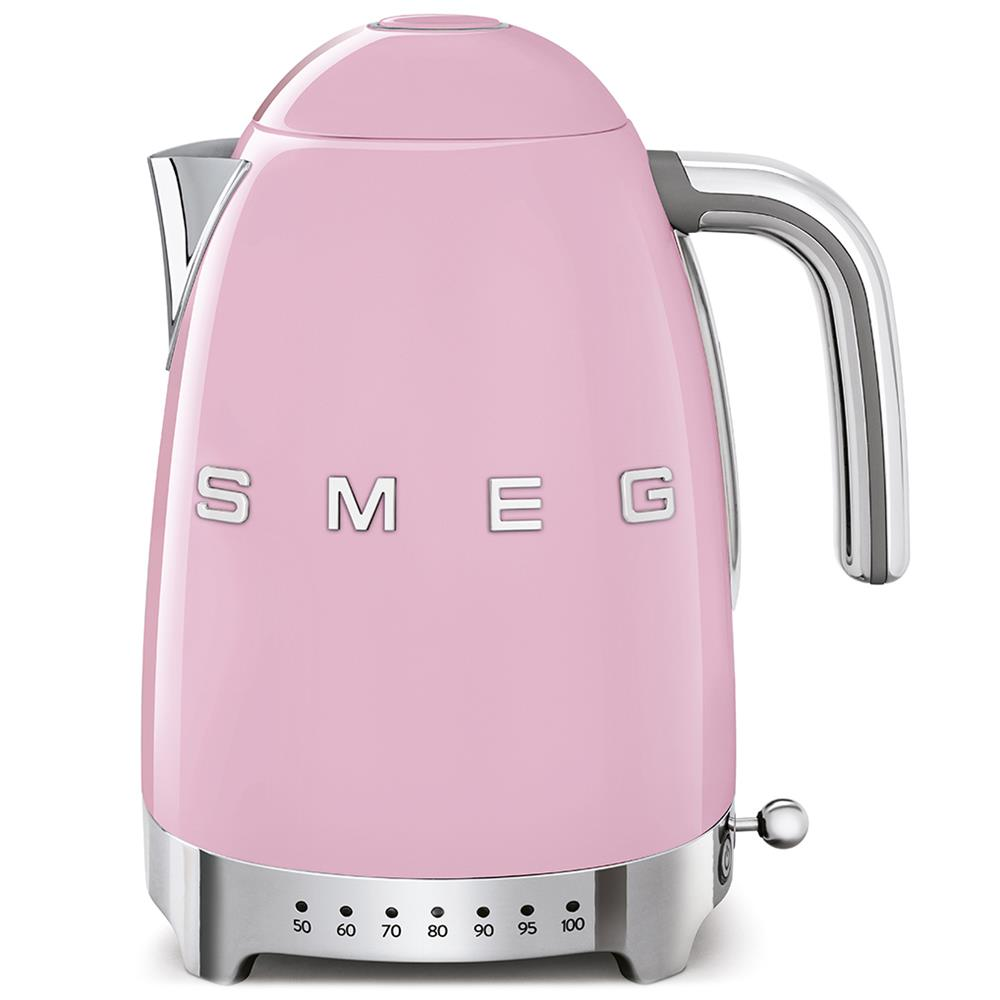 Krom kulplu pembe bir SMEG su ısıtıcısı. Sıcaklık göstergesi ve ön tarafta marka adı var.