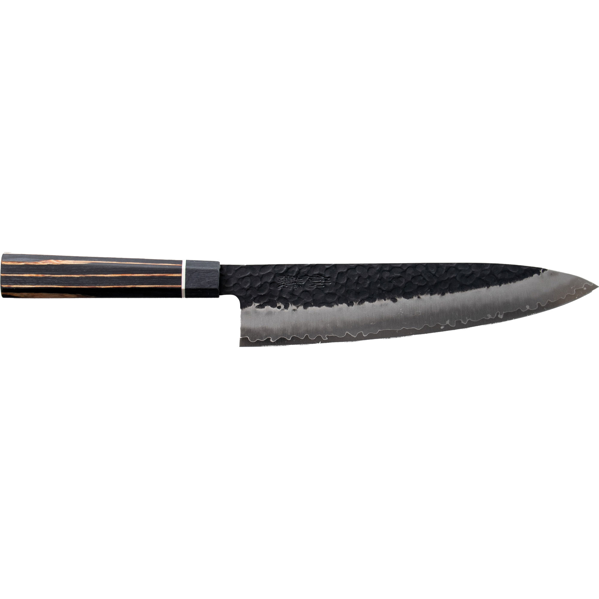 Ein japanisches Kochmesser auf weißem Hintergrund. Der Griff ist schwarz und aus Holz, die Klinge ist schwarz und metallisch.