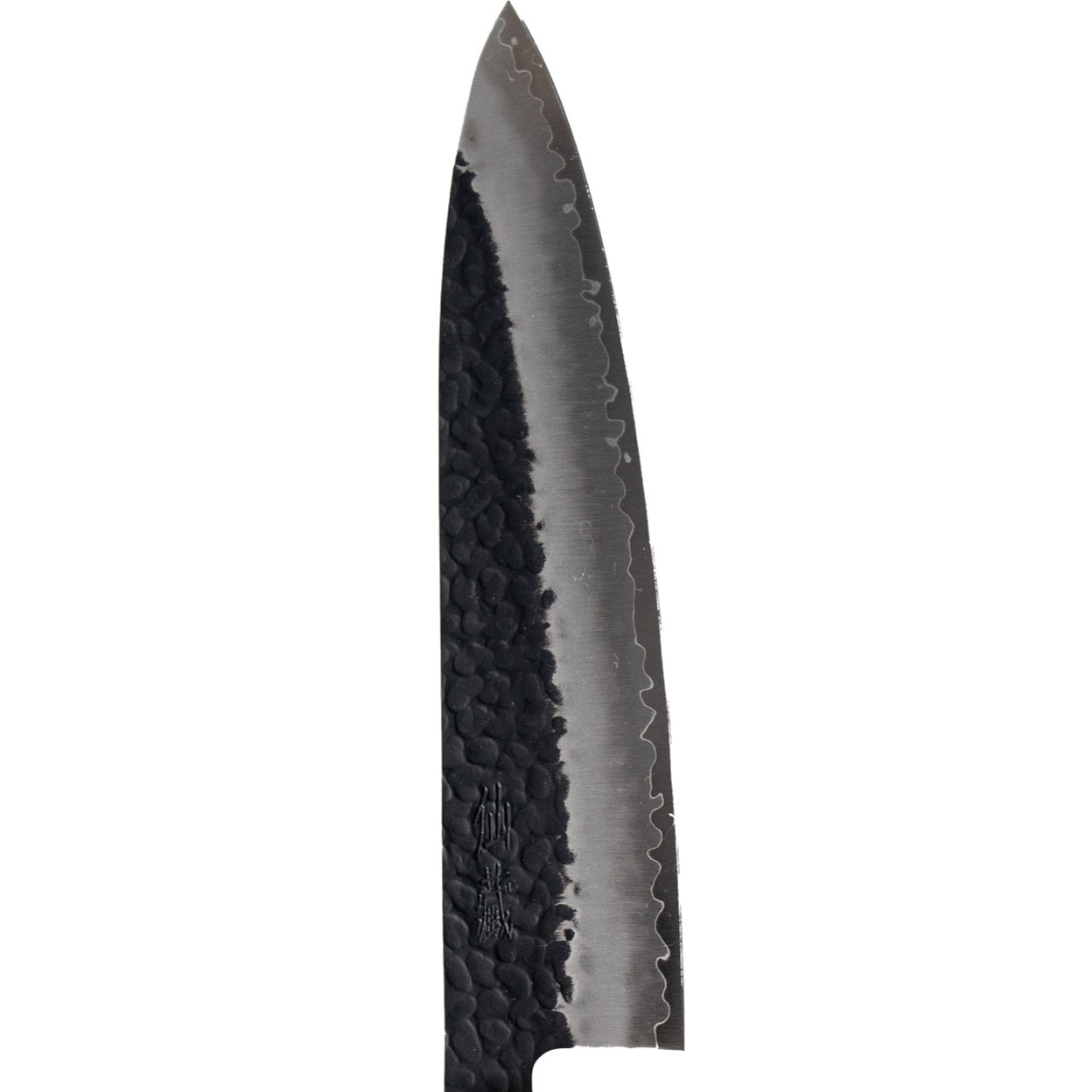 Nahaufnahme eines japanischen Messers. Die Klinge ist silbern mit gezackter Kante. Der Griff ist schwarz und hat eine strukturierte Oberfläche.