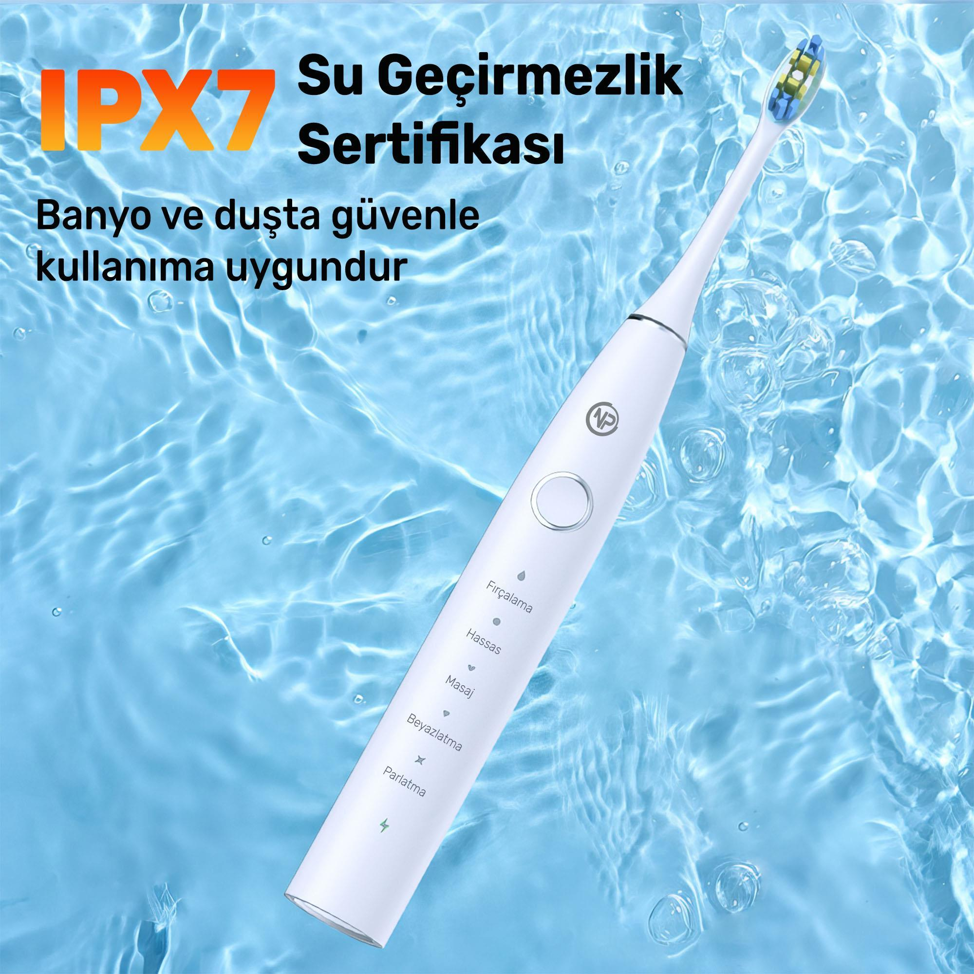 Mavi su zemininde beyaz elektrikli diş fırçası. IPX7 sertifikasına sahip.