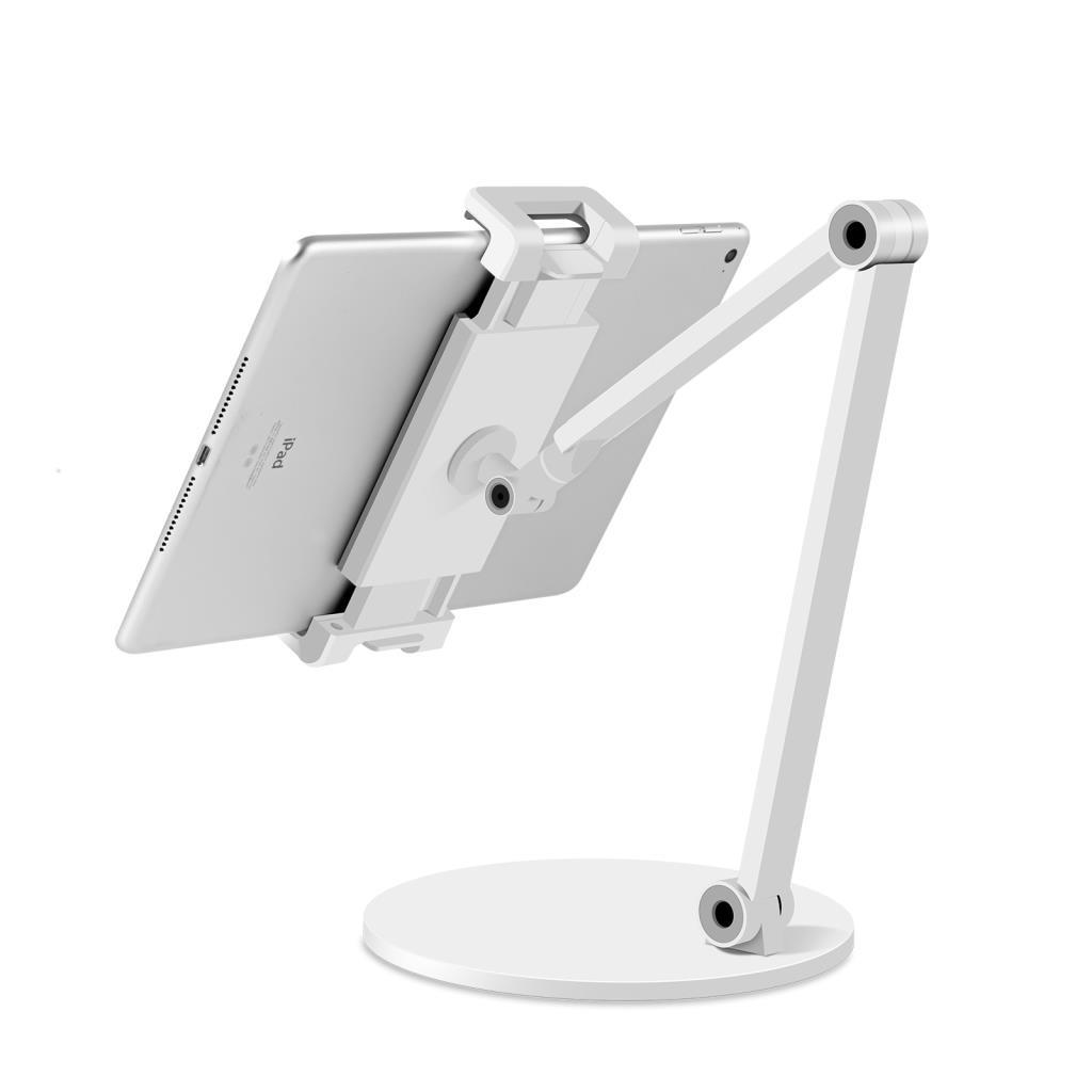 Beyaz bir iPad, beyaz ayarlanabilir bir standa monte edilmiş. Standın yuvarlak bir tabanı ve uzun bir kolu var.