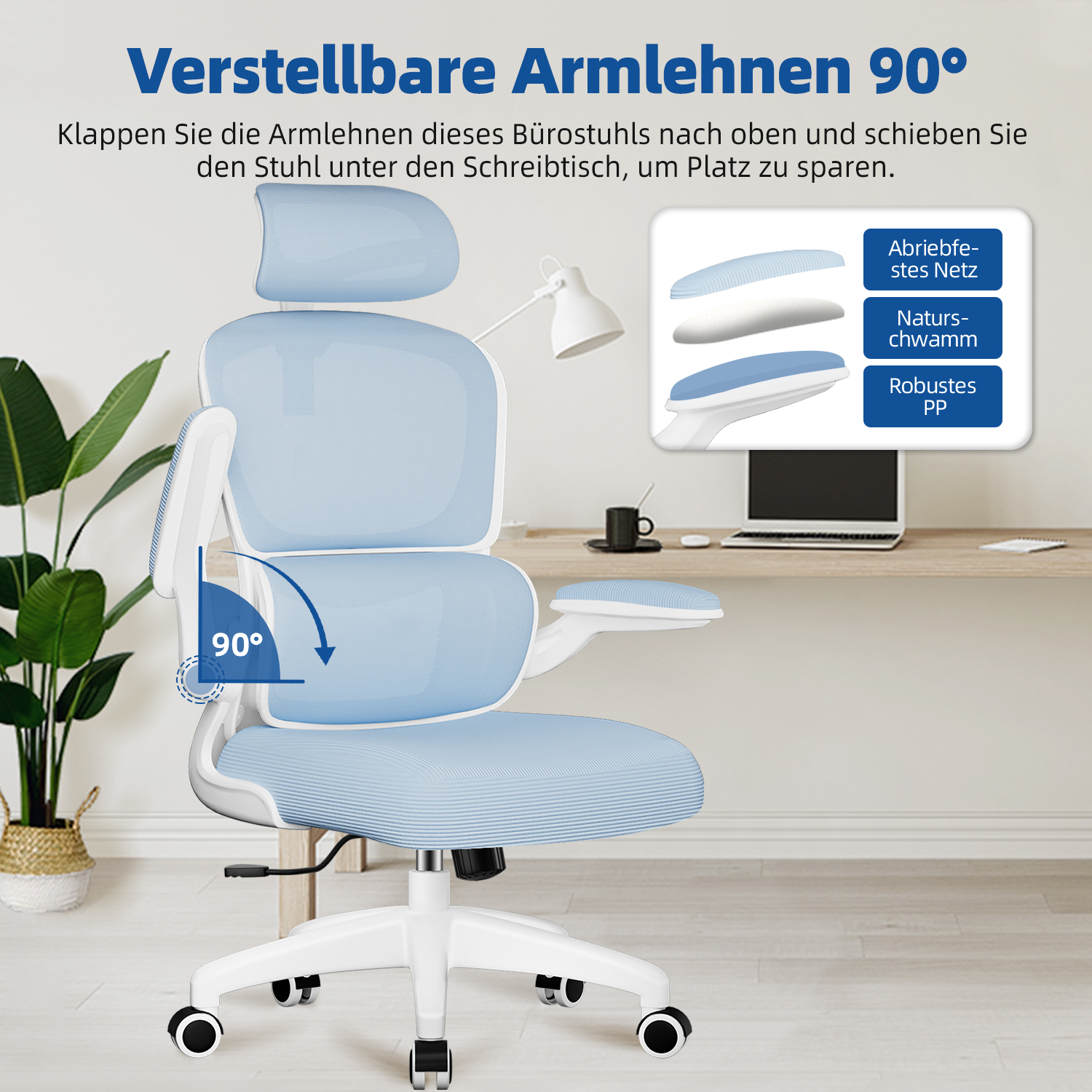 Blauer und weißer ergonomischer Bürostuhl. Er hat verstellbare Armlehnen und eine 90-Grad-Winkelanzeige. Im Hintergrund ist ein Schreibtisch.