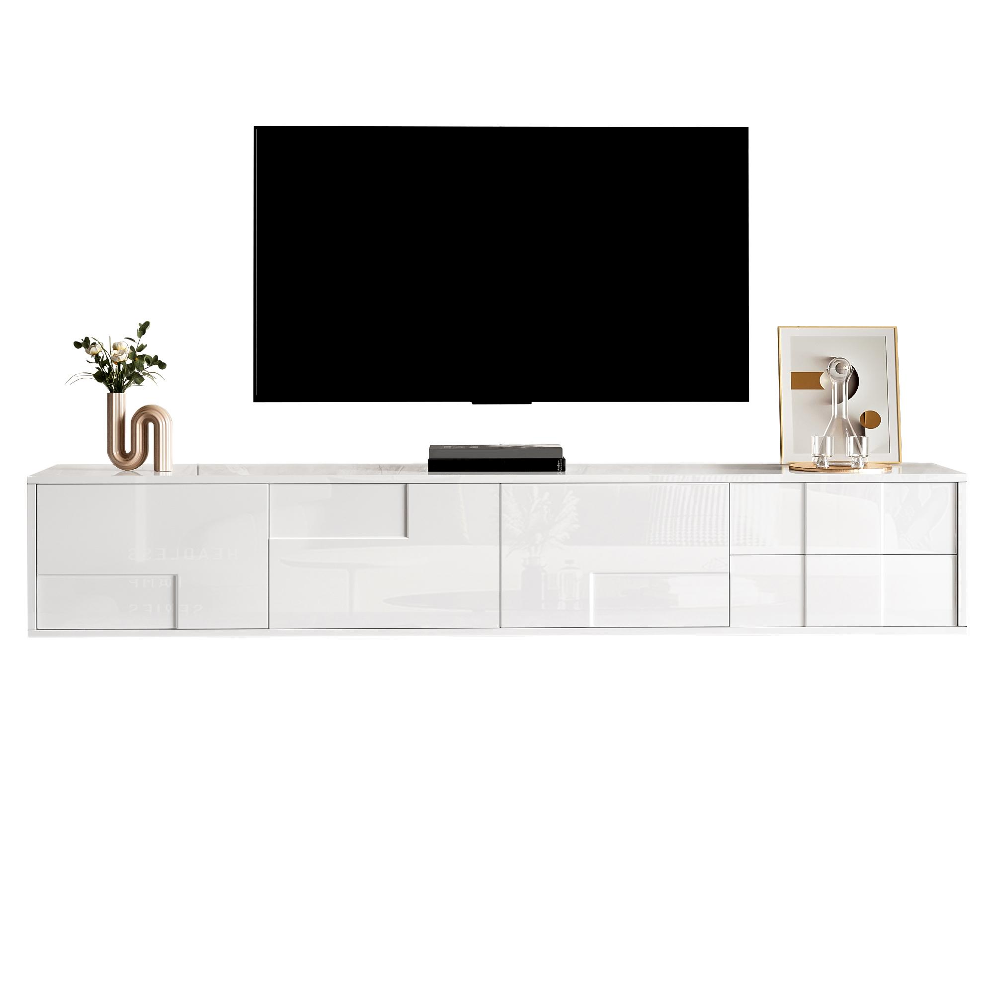 Ein weißer TV-Ständer mit einem schwarzen Fernseher. Dekorationen: Vase, Bilderrahmen und eine schwarze Box.
