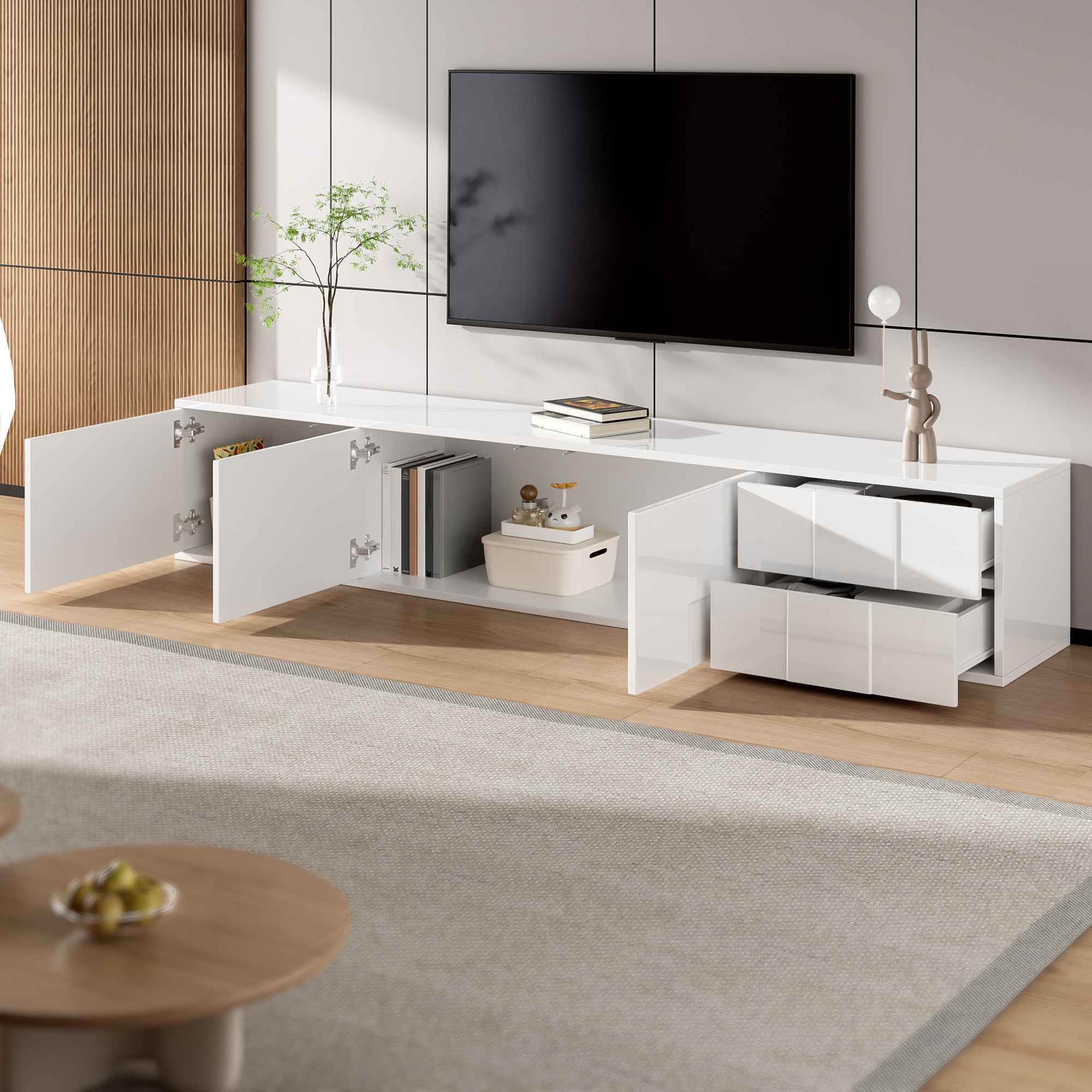 Ein modernes Wohnzimmer mit weißem TV-Ständer, TV, Teppich und Holztisch. Türen sind offen.