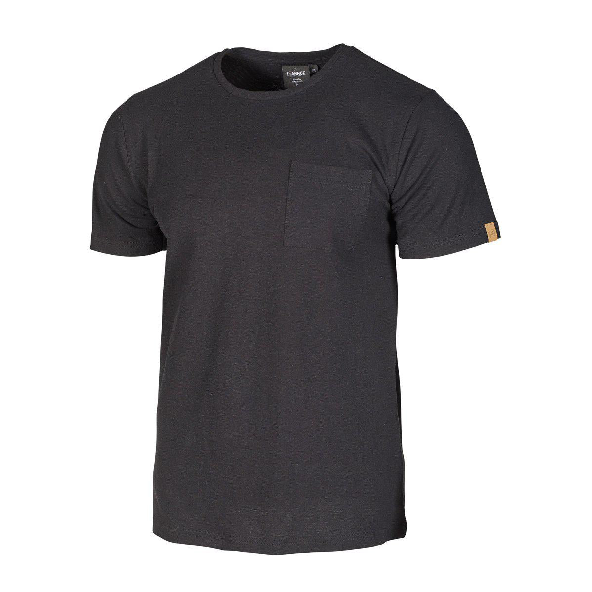Schwarzes T-Shirt mit Tasche auf weißem Hintergrund. Es hat ein Etikett am Ärmel. Der Markenname befindet sich am Hals.