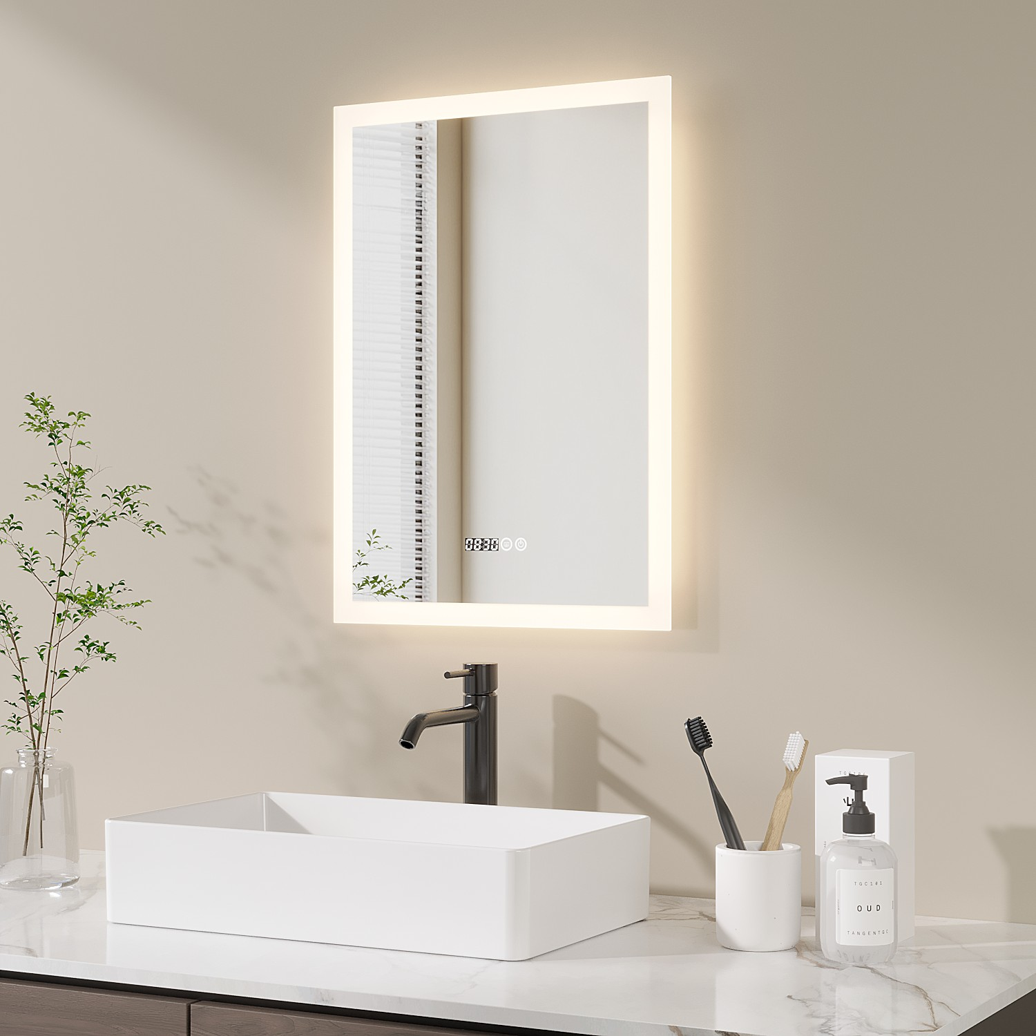 Eine moderne Badezimmerszene mit beleuchtetem Spiegel, weißem Waschbecken, schwarzem Wasserhahn und Toilettenartikeln. Eine Pflanze und ein Fenster sind sichtbar.