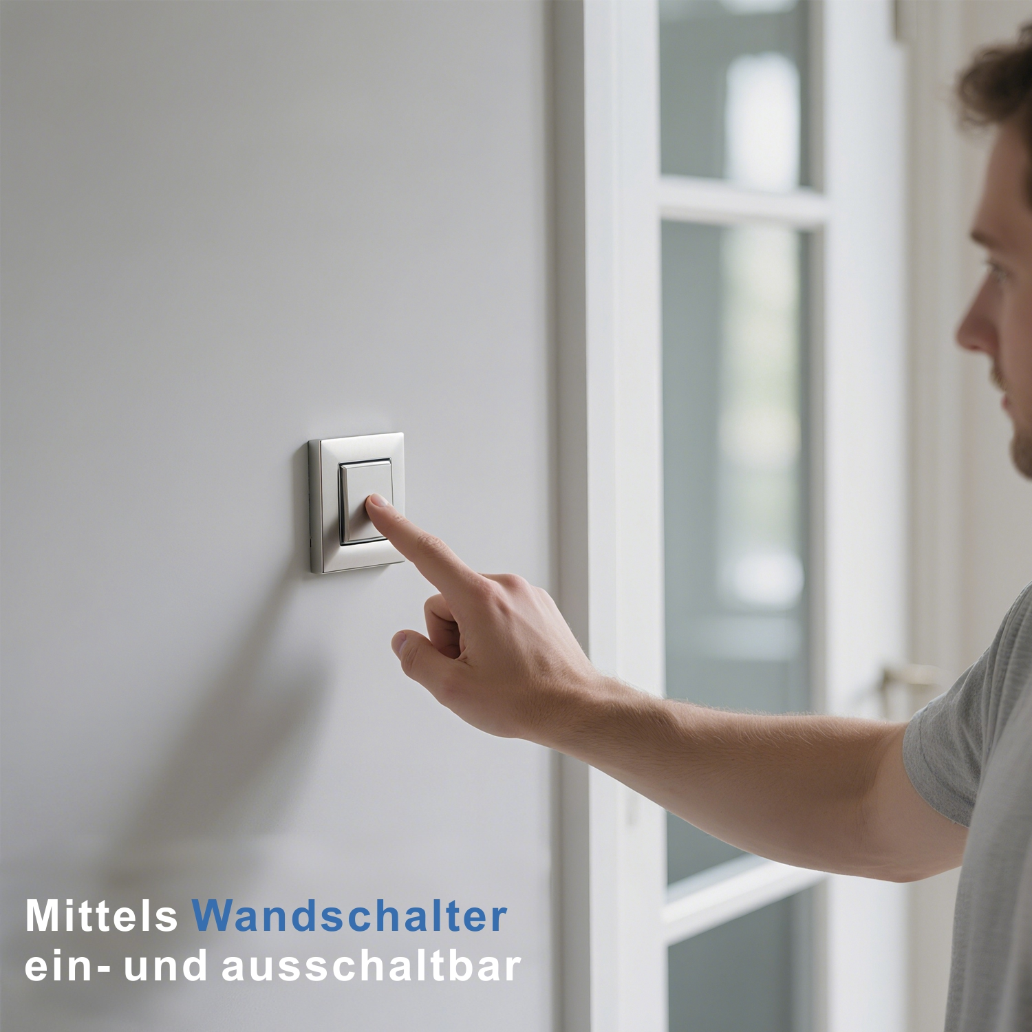 Ein Mann drückt mit dem Finger einen Lichtschalter an einer grauen Wand. Rechts ist eine weiße Tür. Text unten auf Deutsch.