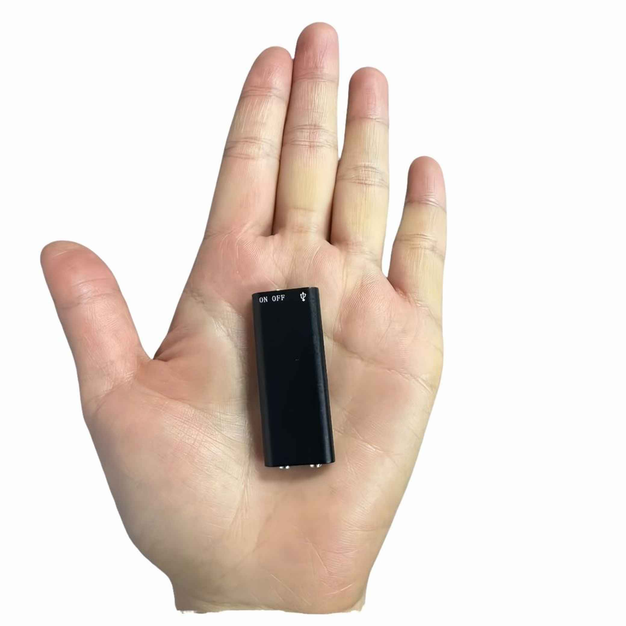 Eine Hand hält ein kleines, schwarzes, rechteckiges Gerät mit 'ON OFF' und einem USB-Symbol. Weißer Hintergrund.