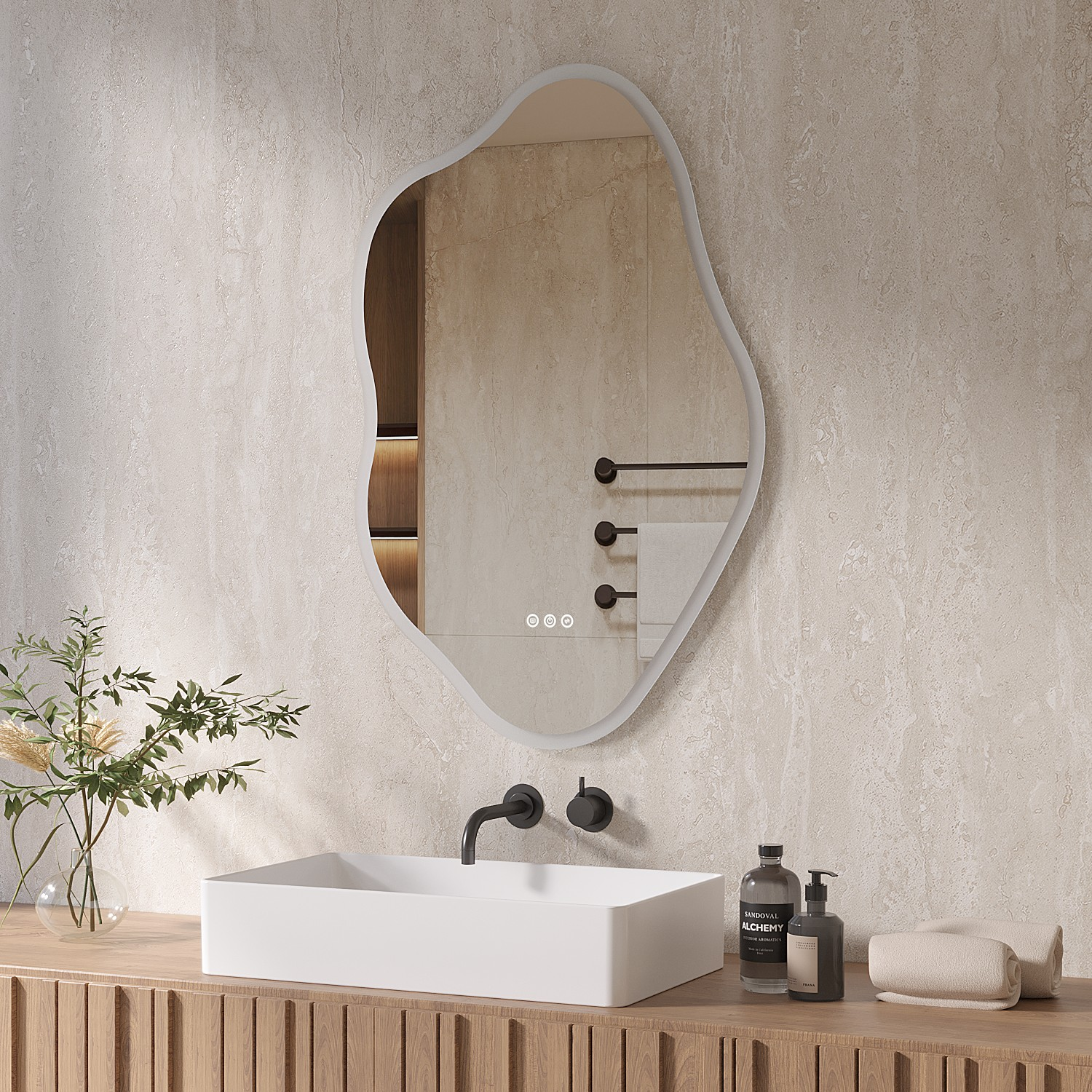 Ein modernes Badezimmer mit einem weißen Waschbecken, einem einzigartigen Spiegel und einem Holzschrank. Auf der Theke stehen eine Pflanze und Accessoires.