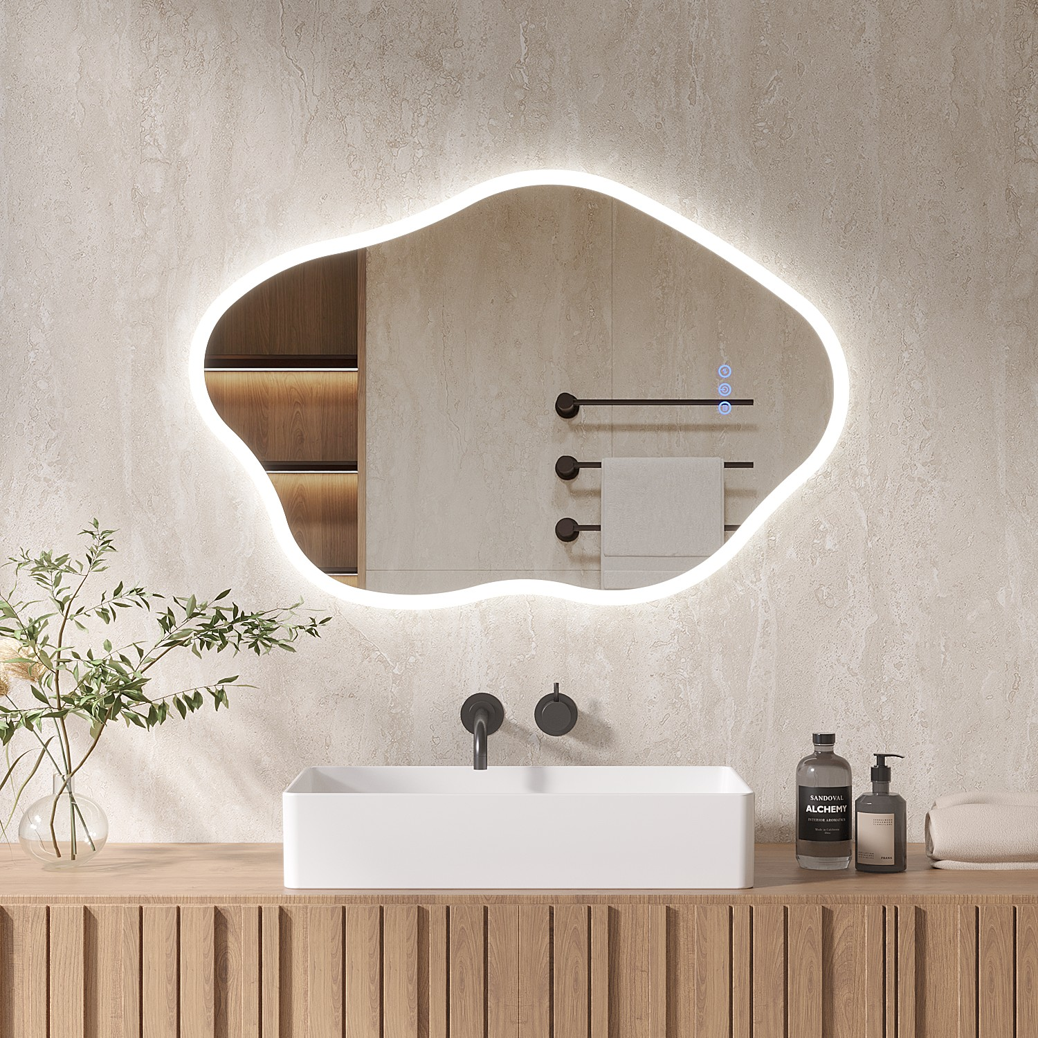 Badezimmer mit weißem Waschbecken, Spiegel und Holzschrank. Grüne Pflanzen und Toilettenartikel stehen auf der Theke. Die Wand ist hellbeige.