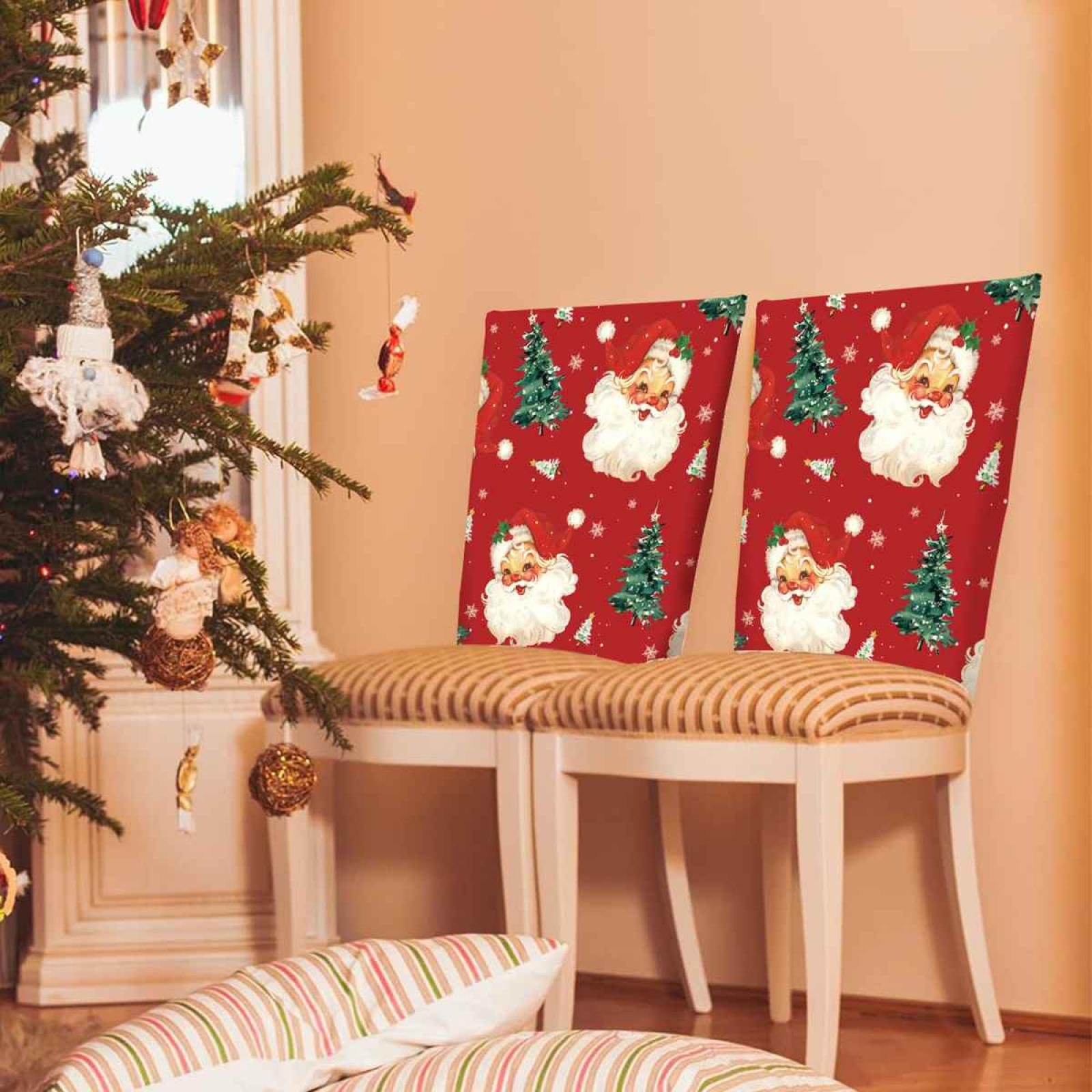 Zwei Stühle mit Weihnachtsmann-Druck stehen in der Nähe eines geschmückten Weihnachtsbaums und eines Fensters. Kissen auf dem Boden.