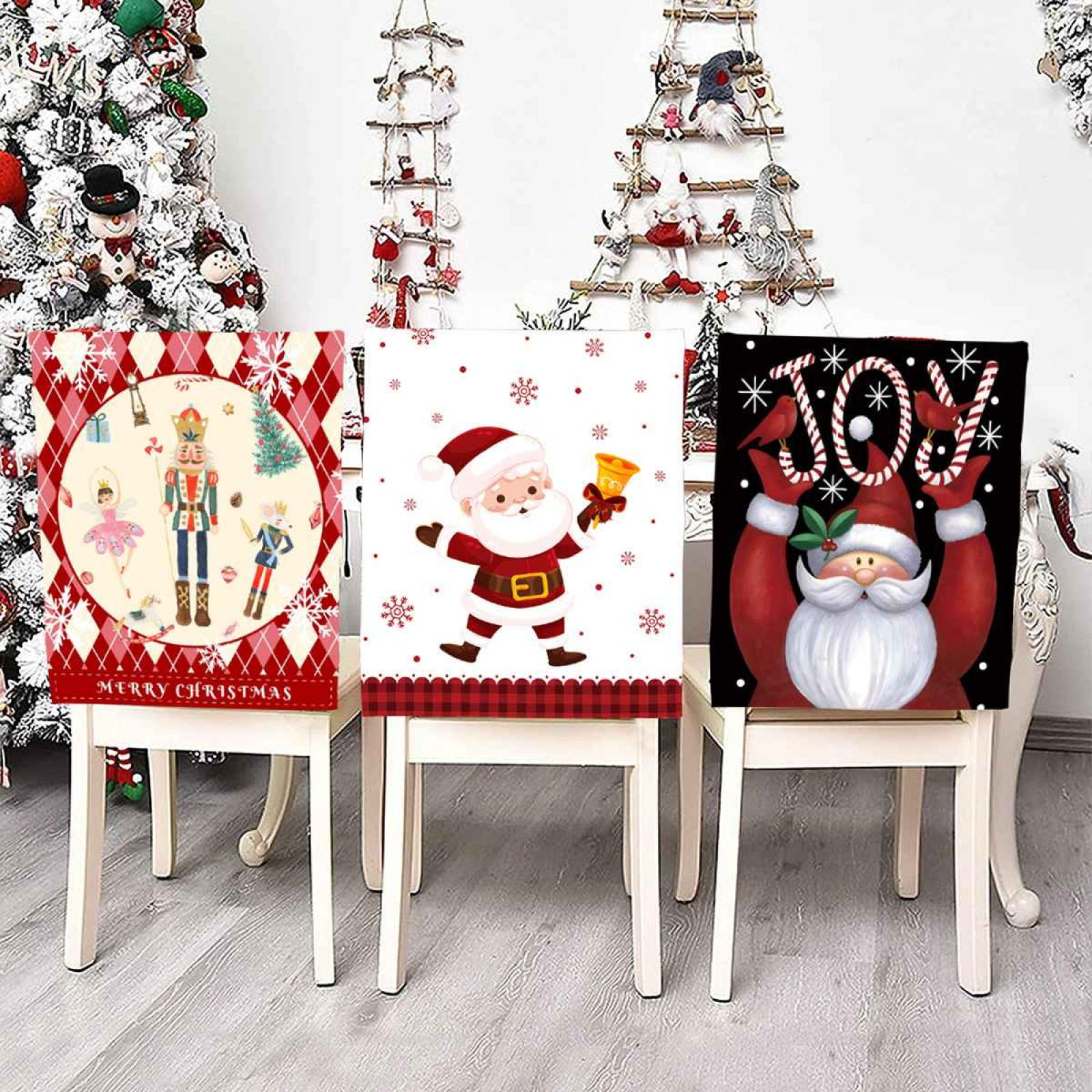 Drei Stuhlhussen mit Weihnachtsdesigns: Nussknacker, Weihnachtsmann mit Glocke und Weihnachtsmann mit dem Wort FREUDE.